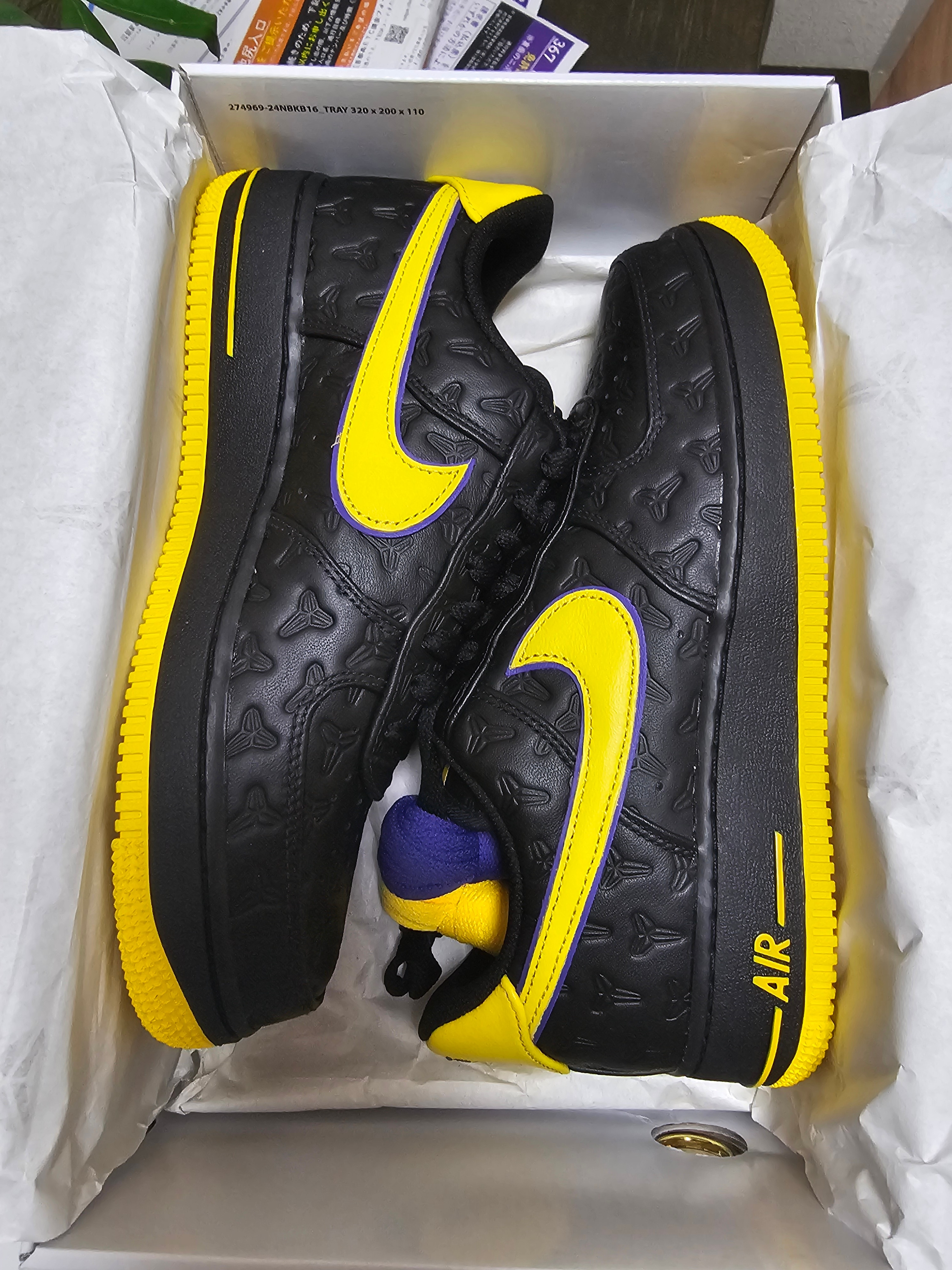 コービー・ブライアント × ナイキ エアフォース1 ロー "ブラック/バーシティメイズ" (HV5122-001) (シリアルナンバーあり/8000足限定)