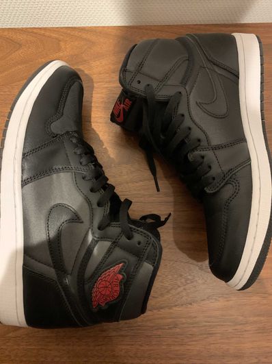 Nike Air Jordan 1 Retro High OG "Black/Metallic Silver/Gym Red"