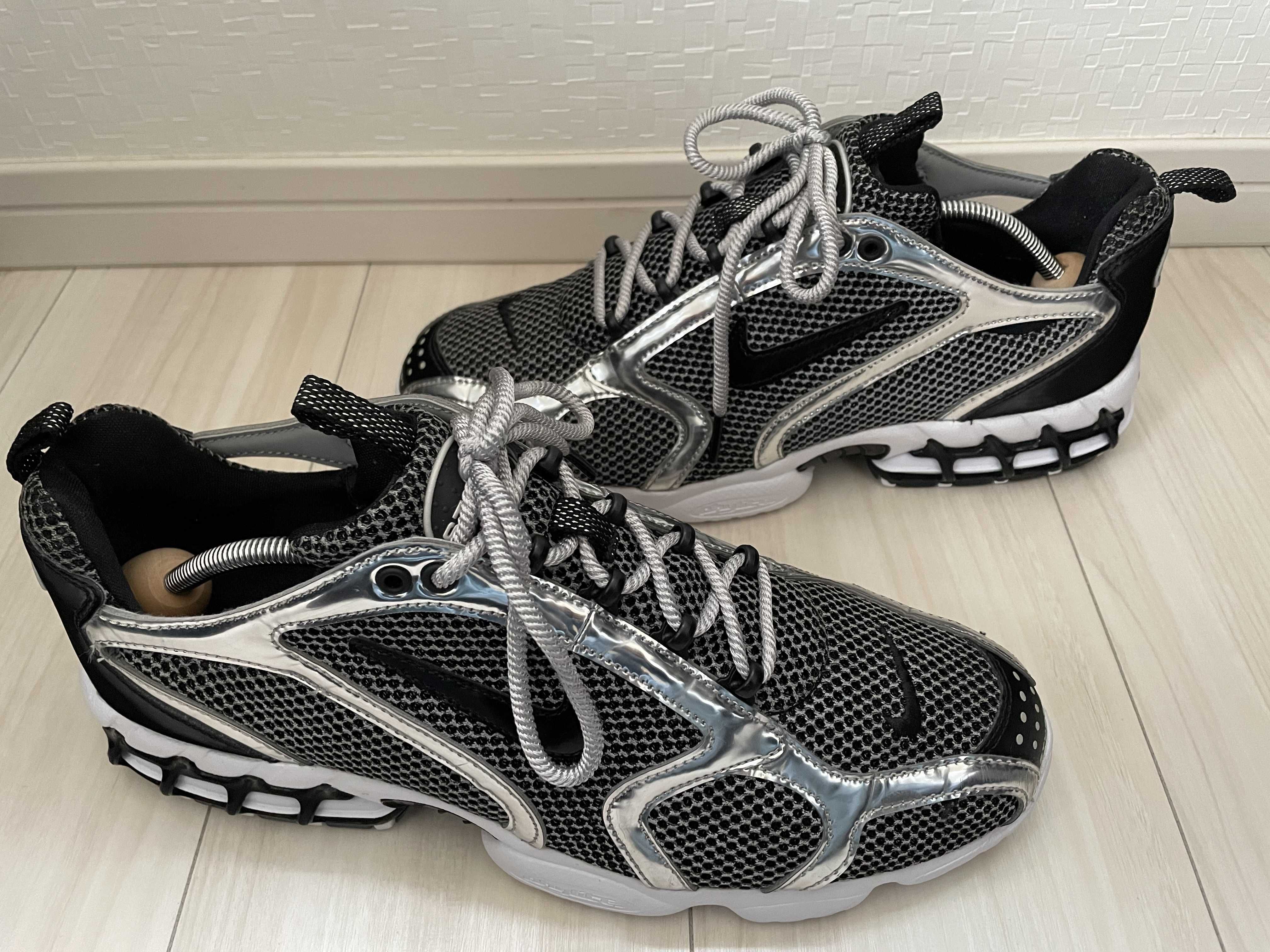 STUSSY × NIKE AIR ZOOM SPIRIDON CAGED "PURE PLATINUM/BLACK-WHITE"