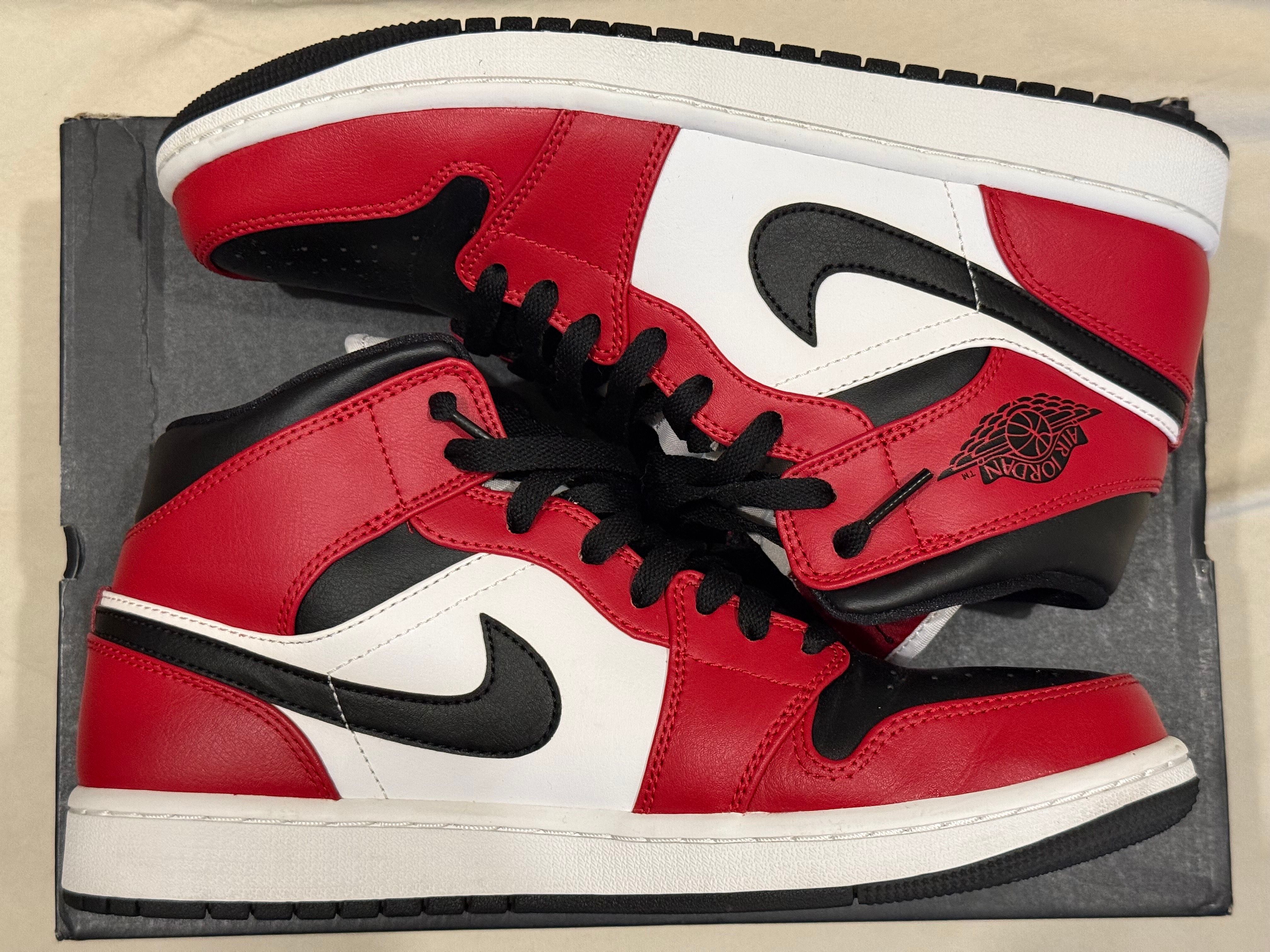 Nike Air Jordan 1 Mid "Chicago Black Toe"