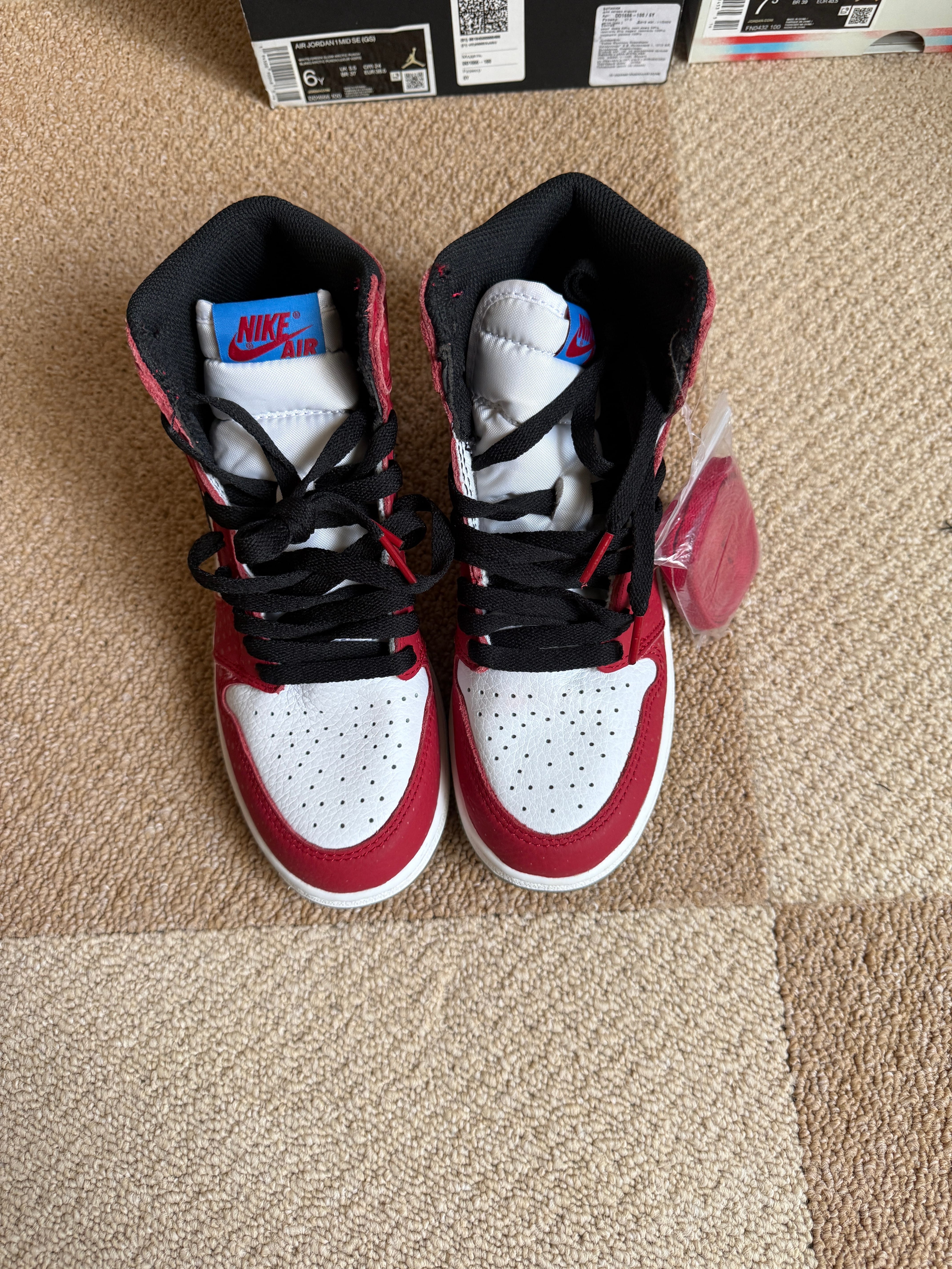 ナイキ エアジョーダン1 ハイ "スパイダーマン オリジン ストゥリー (GS)"