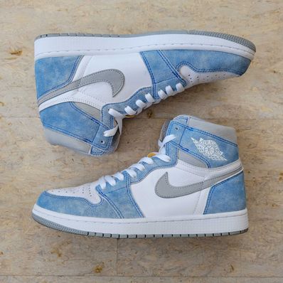 Nike Air Jordan 1 High OG "Hyper Royal"