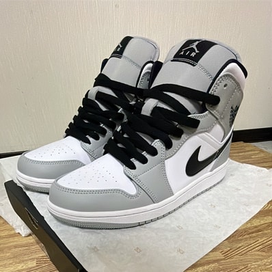 Nike Air Jordan 1 Mid "Light Smoke Grey/White/Black"