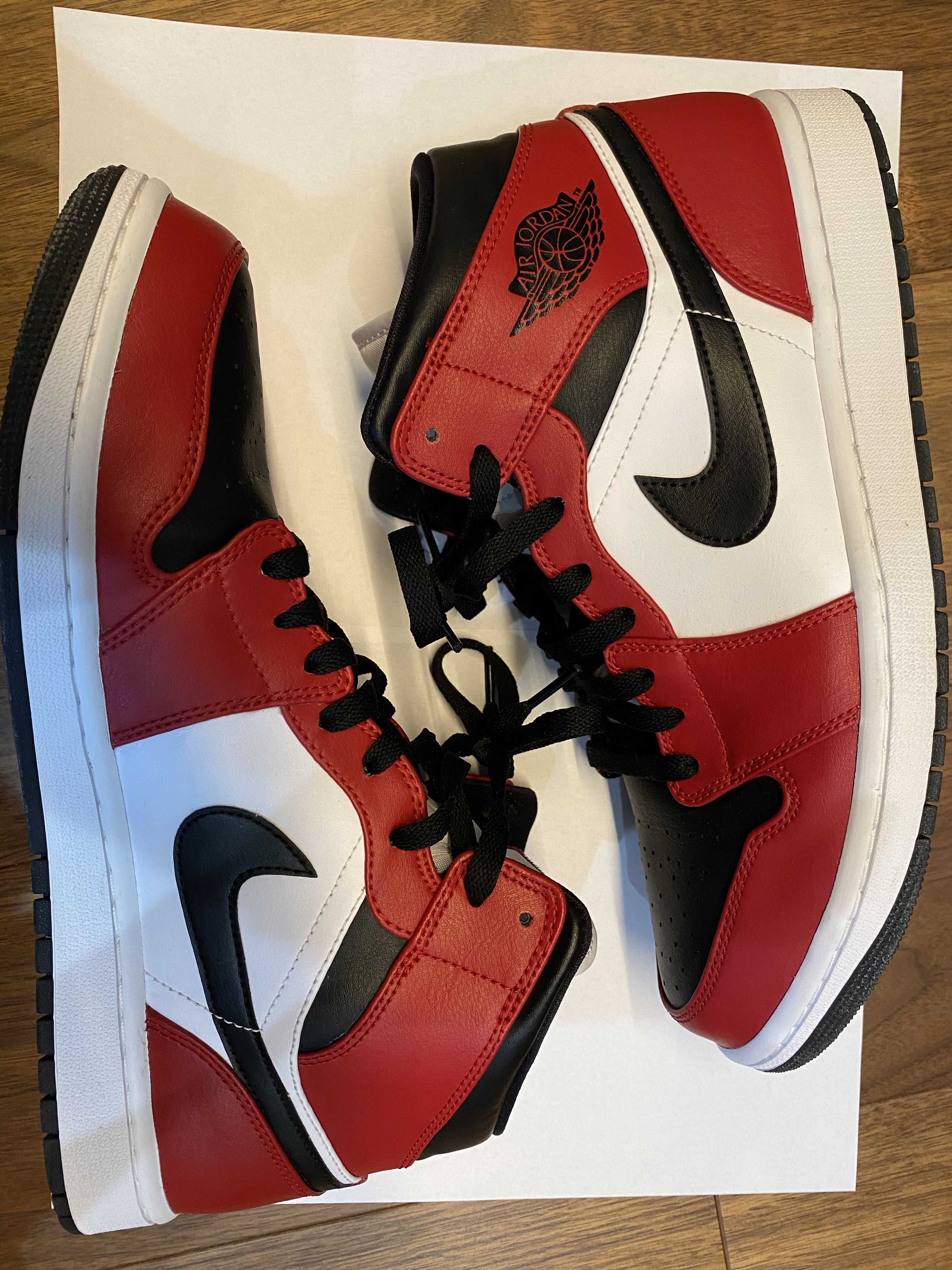 Nike Air Jordan 1 Mid "Chicago Black Toe"