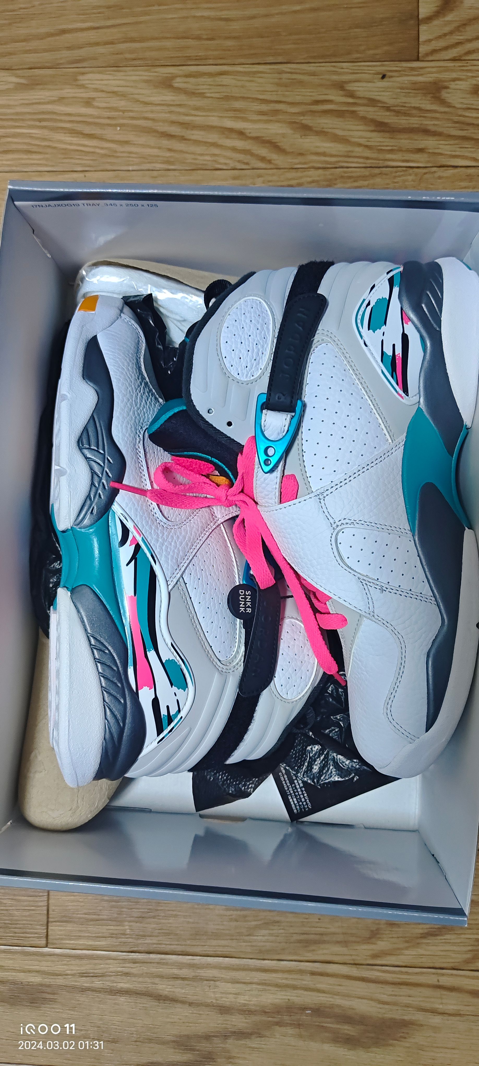 NIKE AIR JORDAN 8 RETRO "SOUTH BEACH"