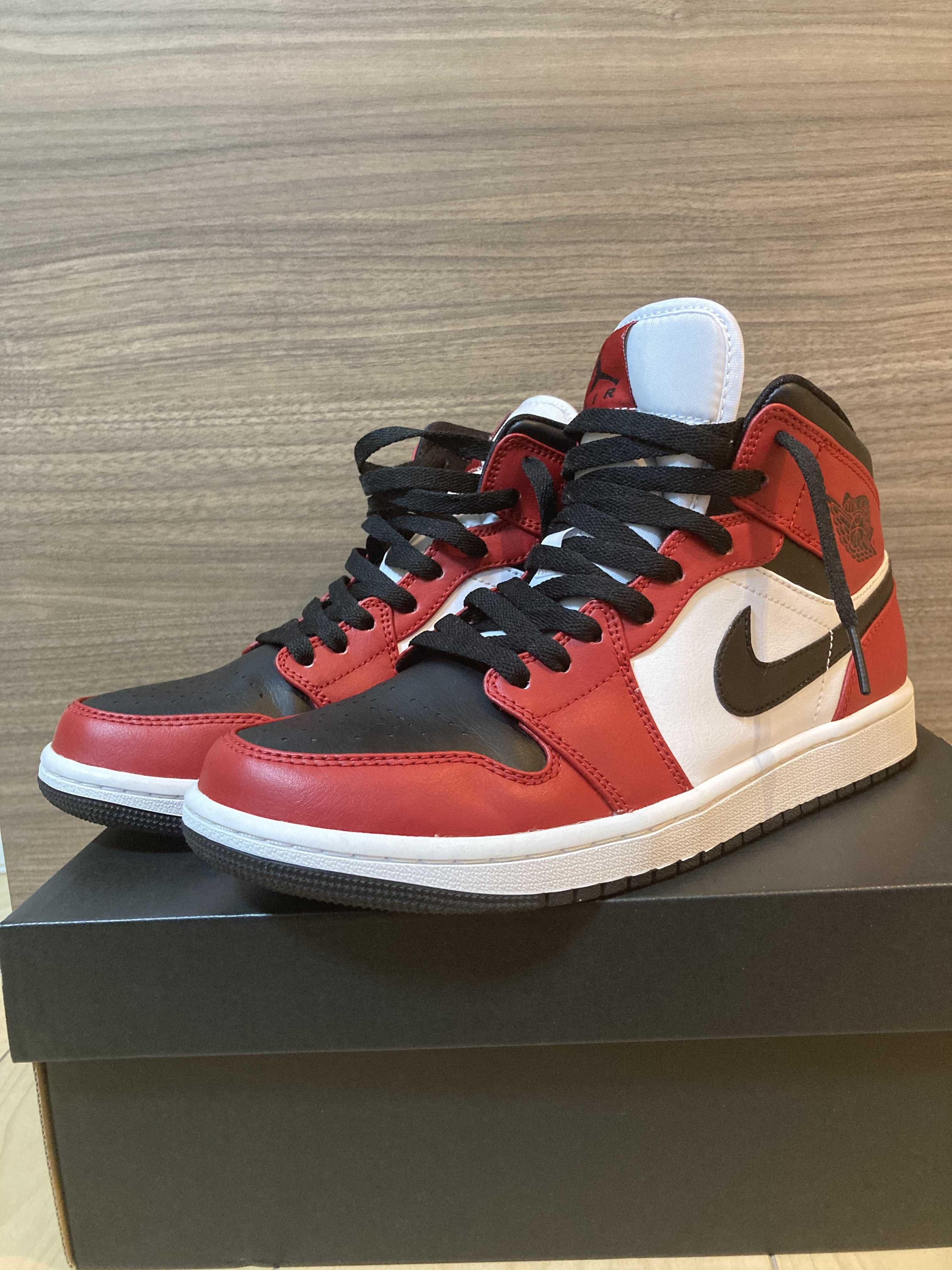 Nike Air Jordan 1 Mid "Chicago Black Toe"