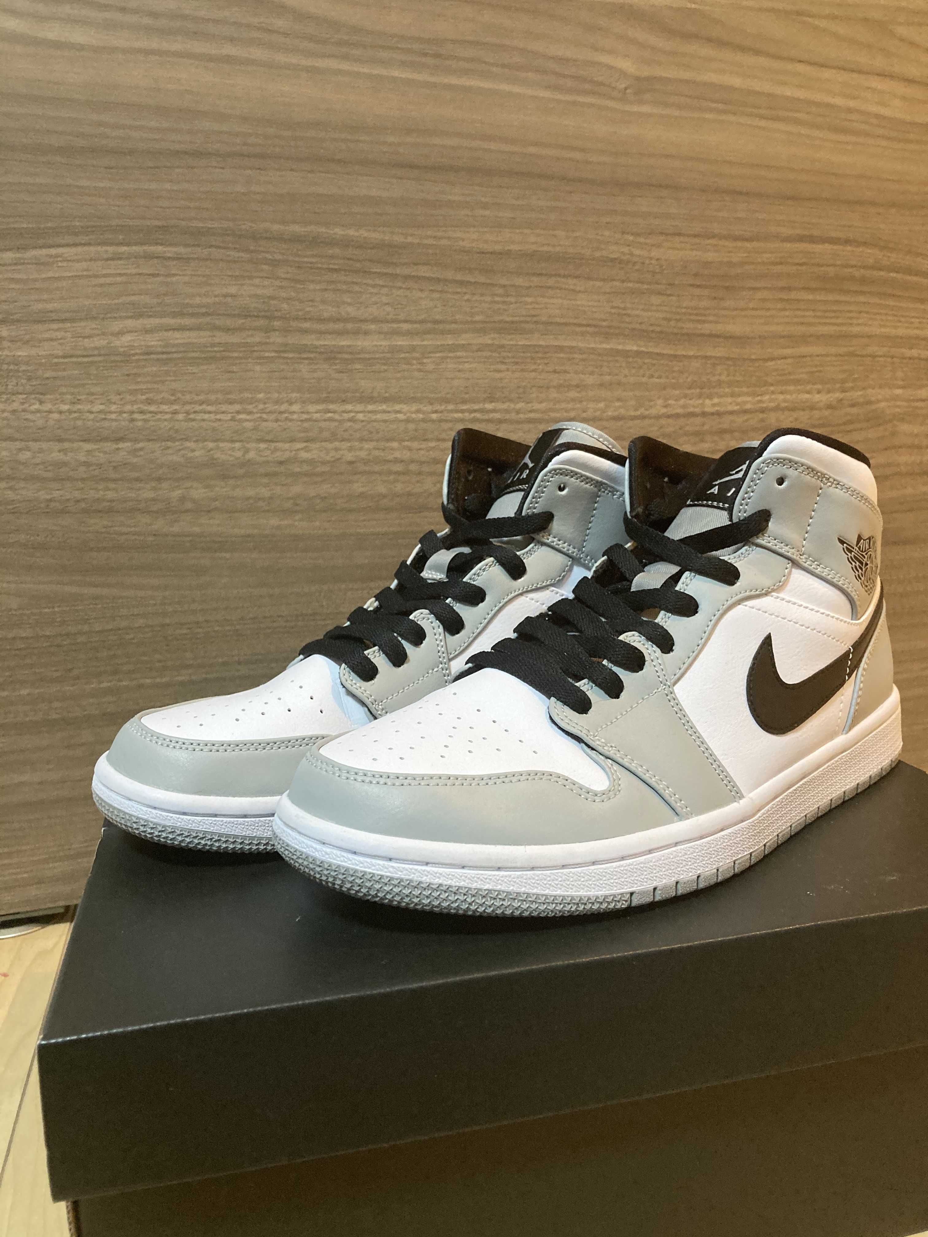 Nike Air Jordan 1 Mid "Light Smoke Grey/White/Black"