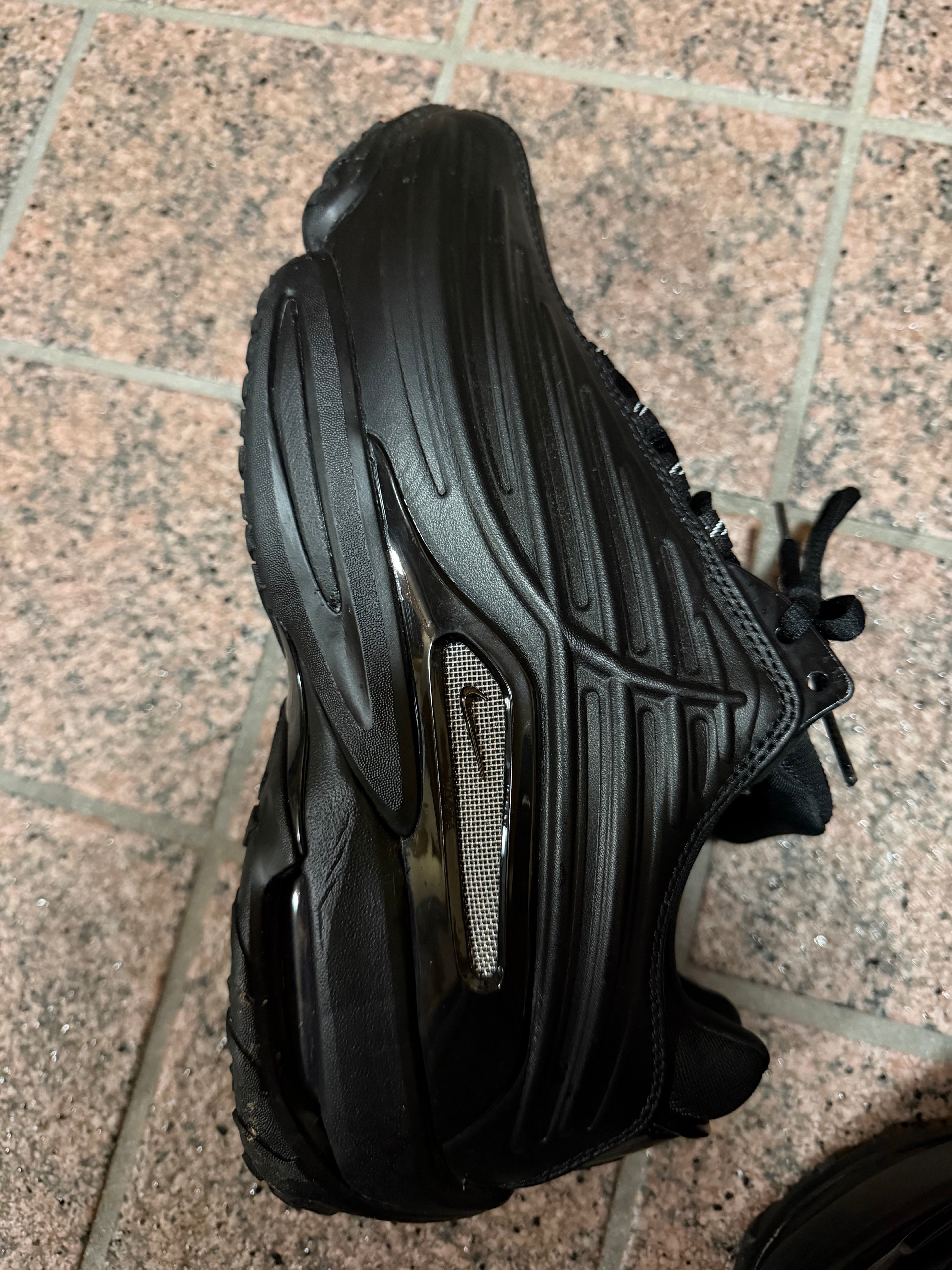 ドレイク ノクタ × ナイキ ホットステップ2 "ブラック/ガンメタル"