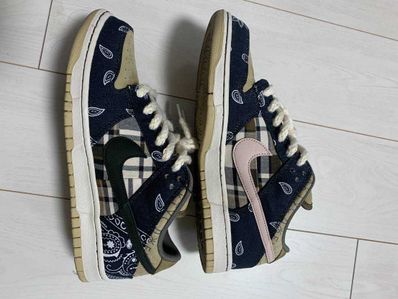 Travis Scott × Nike SB Dunk Low "Black/Parachute Beige"