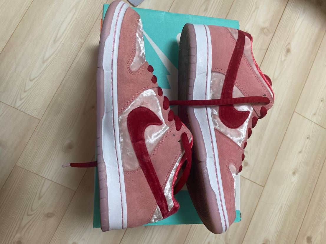 Strangelove × Nike SB Dunk Low "Valentine’s Day"