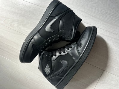 Nike Air Jordan 1 Mid "Triple Black" (2018)
