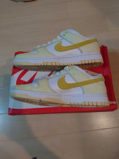 NIKE Women's DUNK LOW "YELLOW STRIKE"