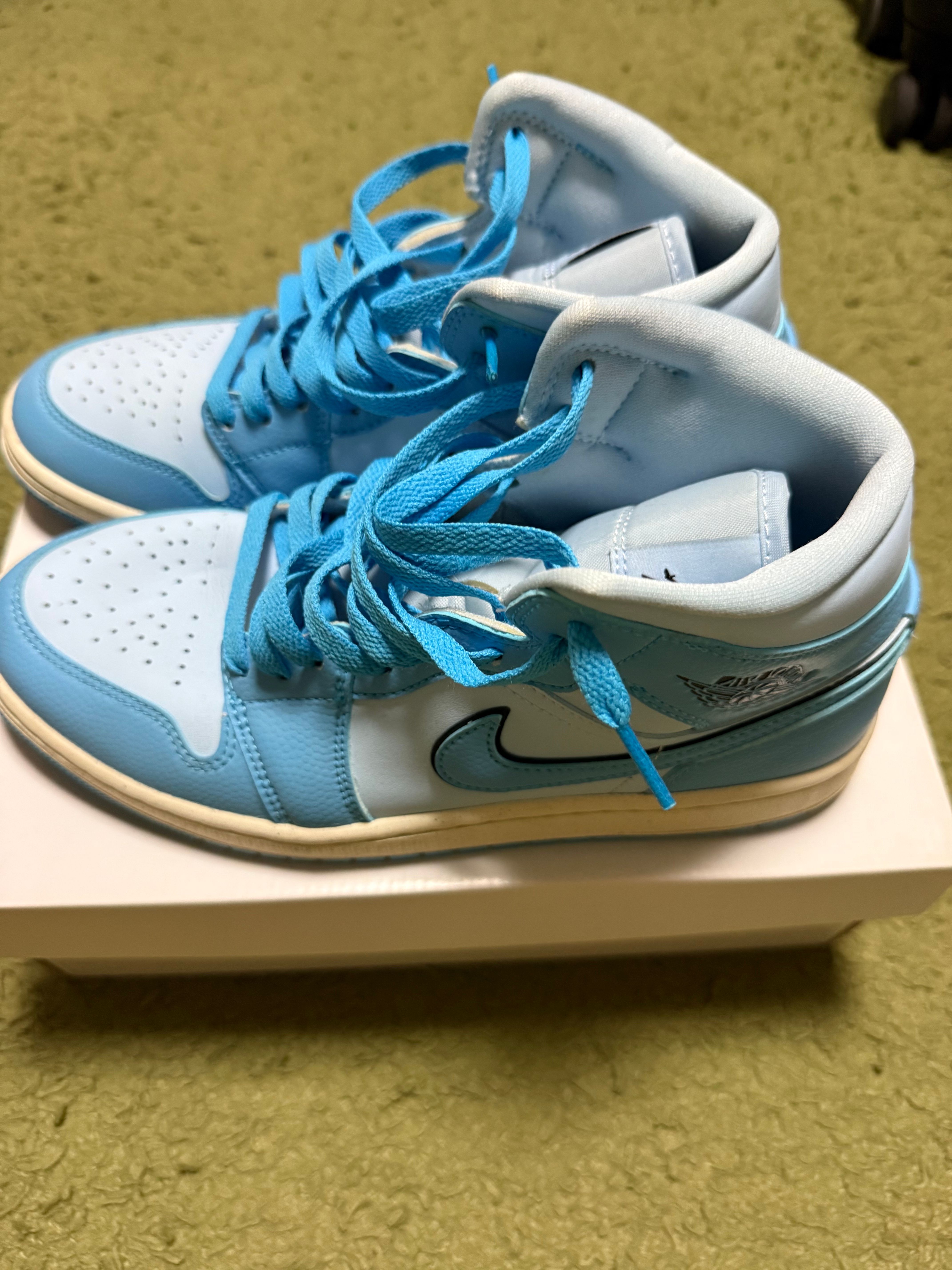 Nike Women's Air Jordan 1 Mid SE "University Blue"