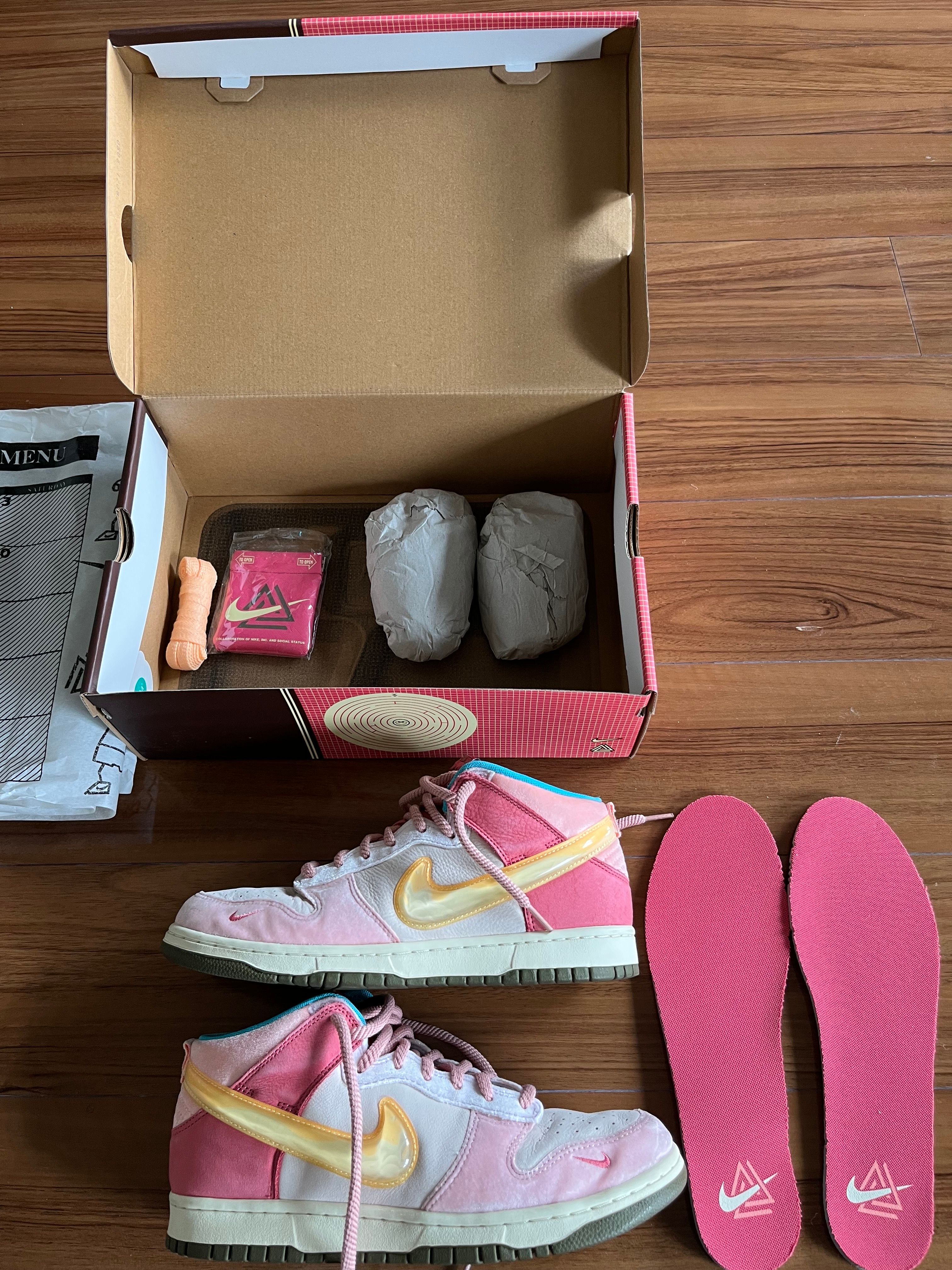 ソーシャル ステイタス × ナイキ ダンク ミッド "ストロベリー ミルク"
