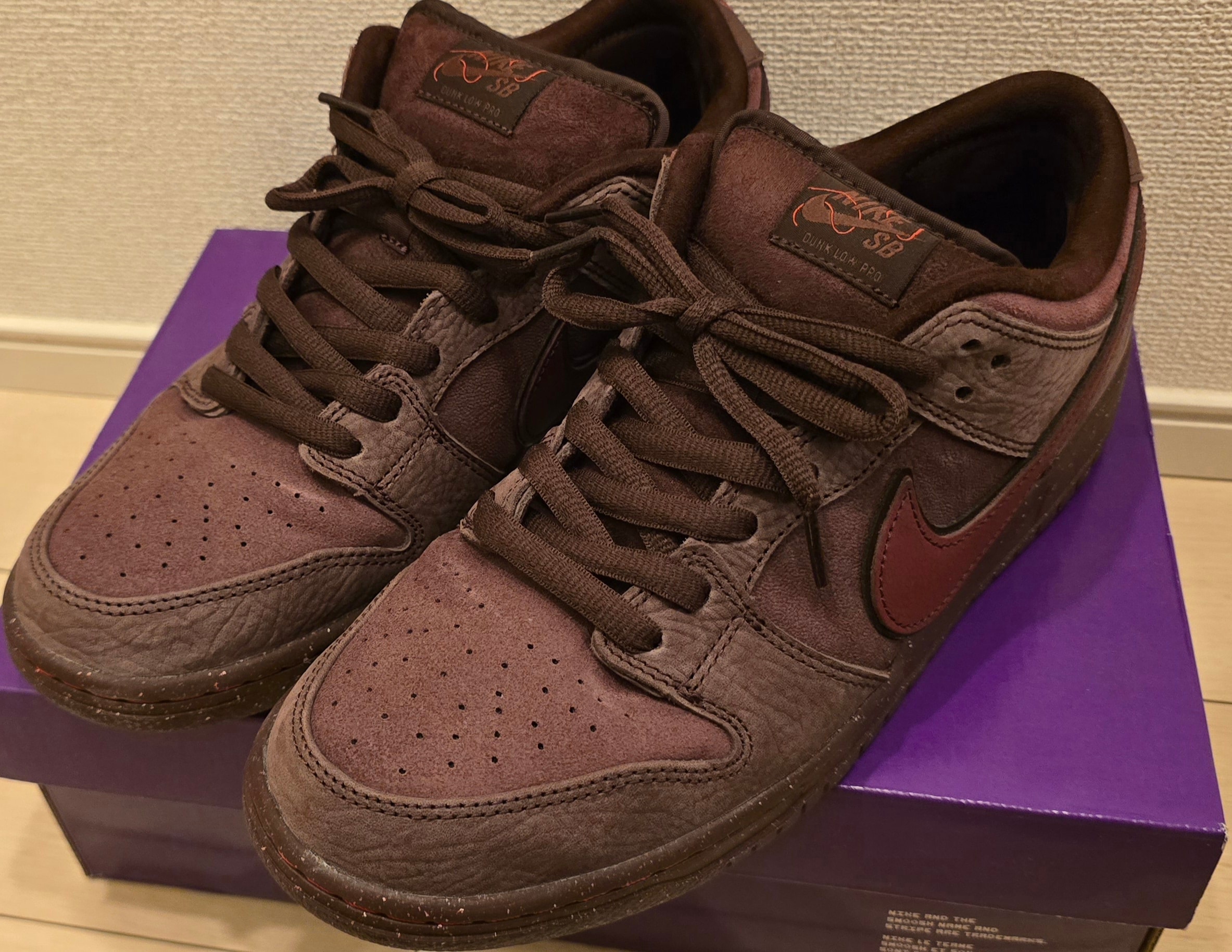 ナイキ SB ダンク ロー PRM シティ オブ ラブ "バーガンディ"