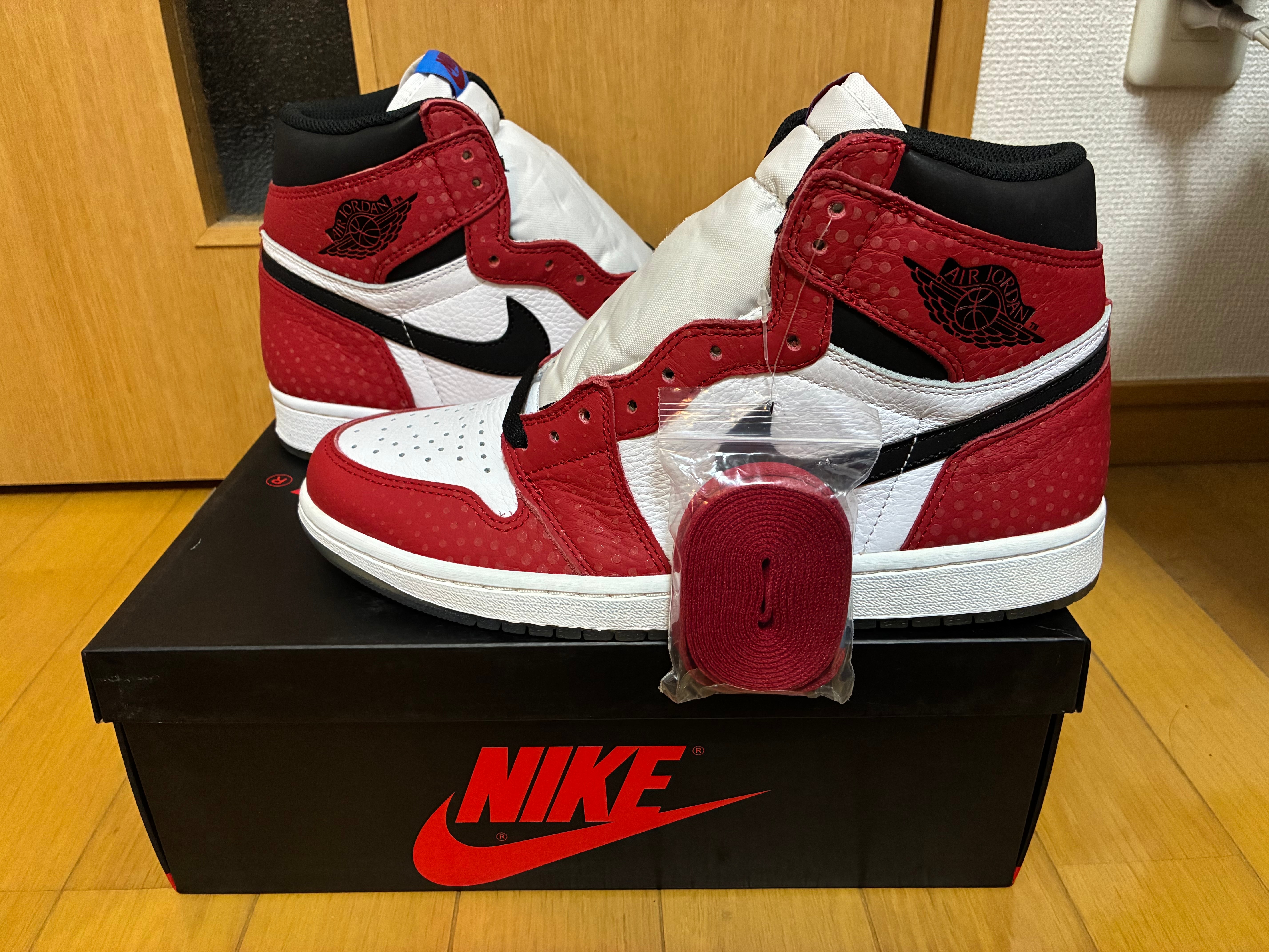 スパイダーマン × ナイキ エアジョーダン1 オリジンストーリー "ジムレッド/ホワイト/フォトブルー/ブラック"