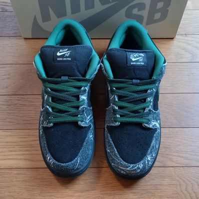 There Skateboards × Nike SB Dunk Low Pro "Anthracite and Gorge Green"