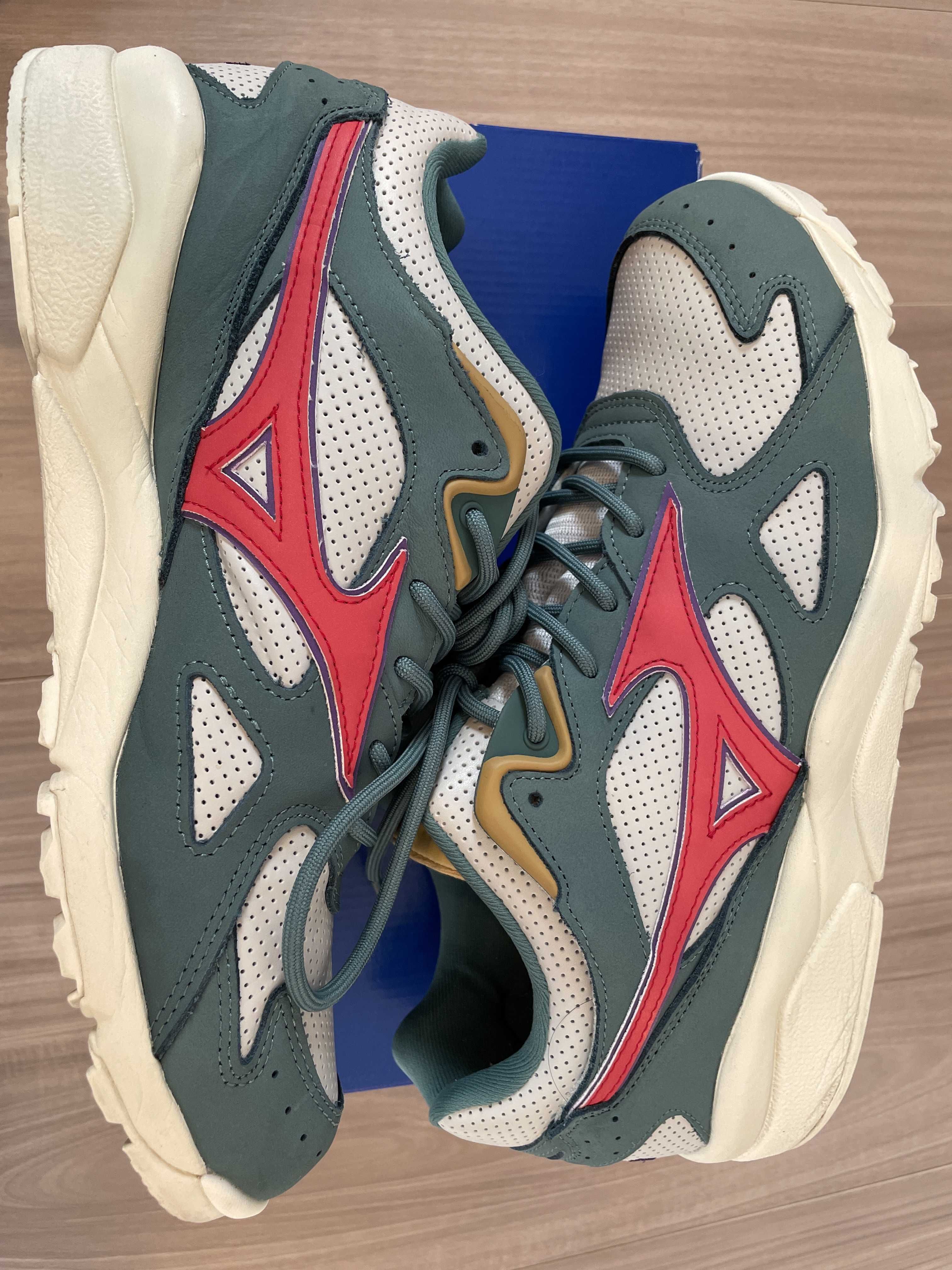 Patta × Mizuno Sky Medal TR "Ivory/Red/Green"