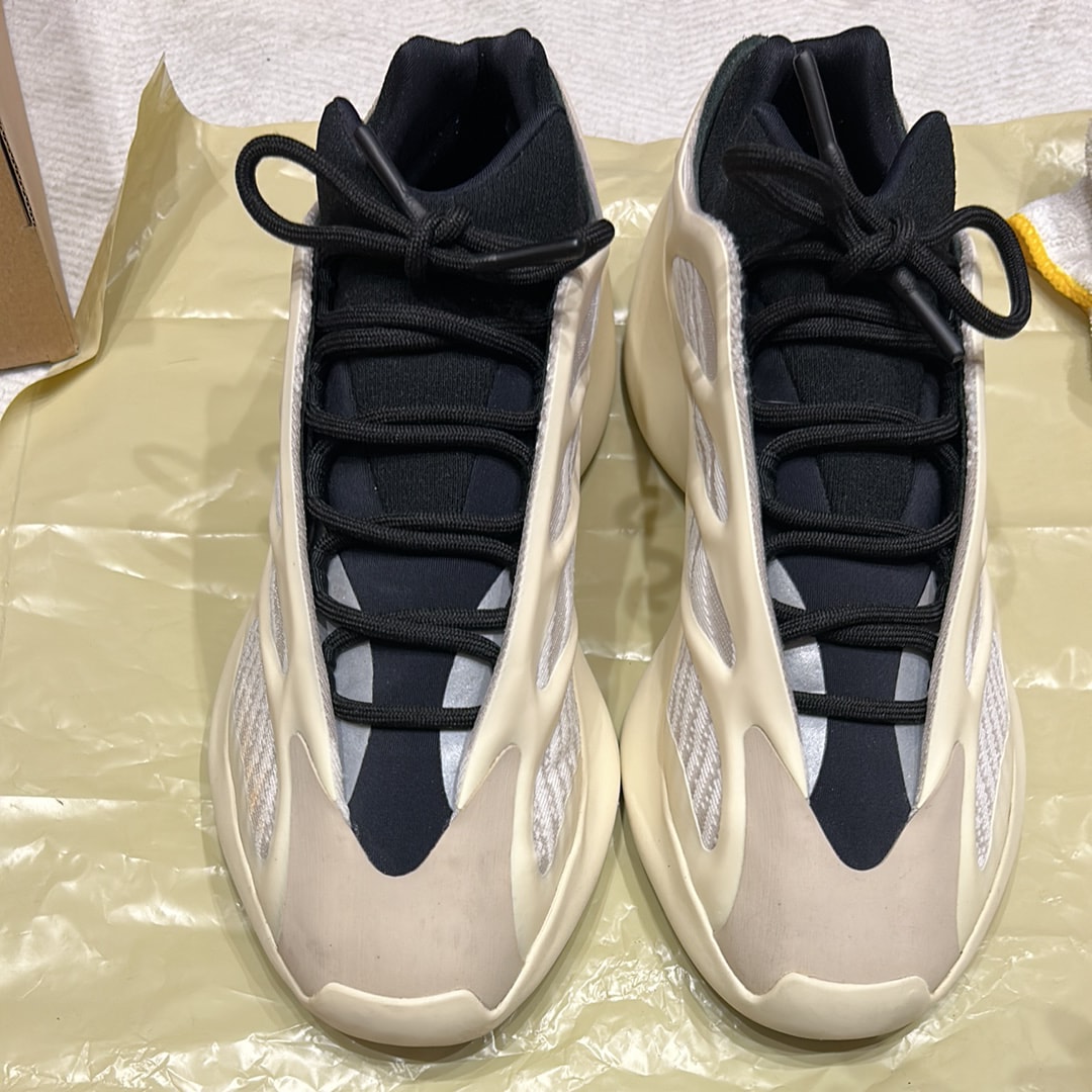 アディダス イージー700V3 "アザエル"