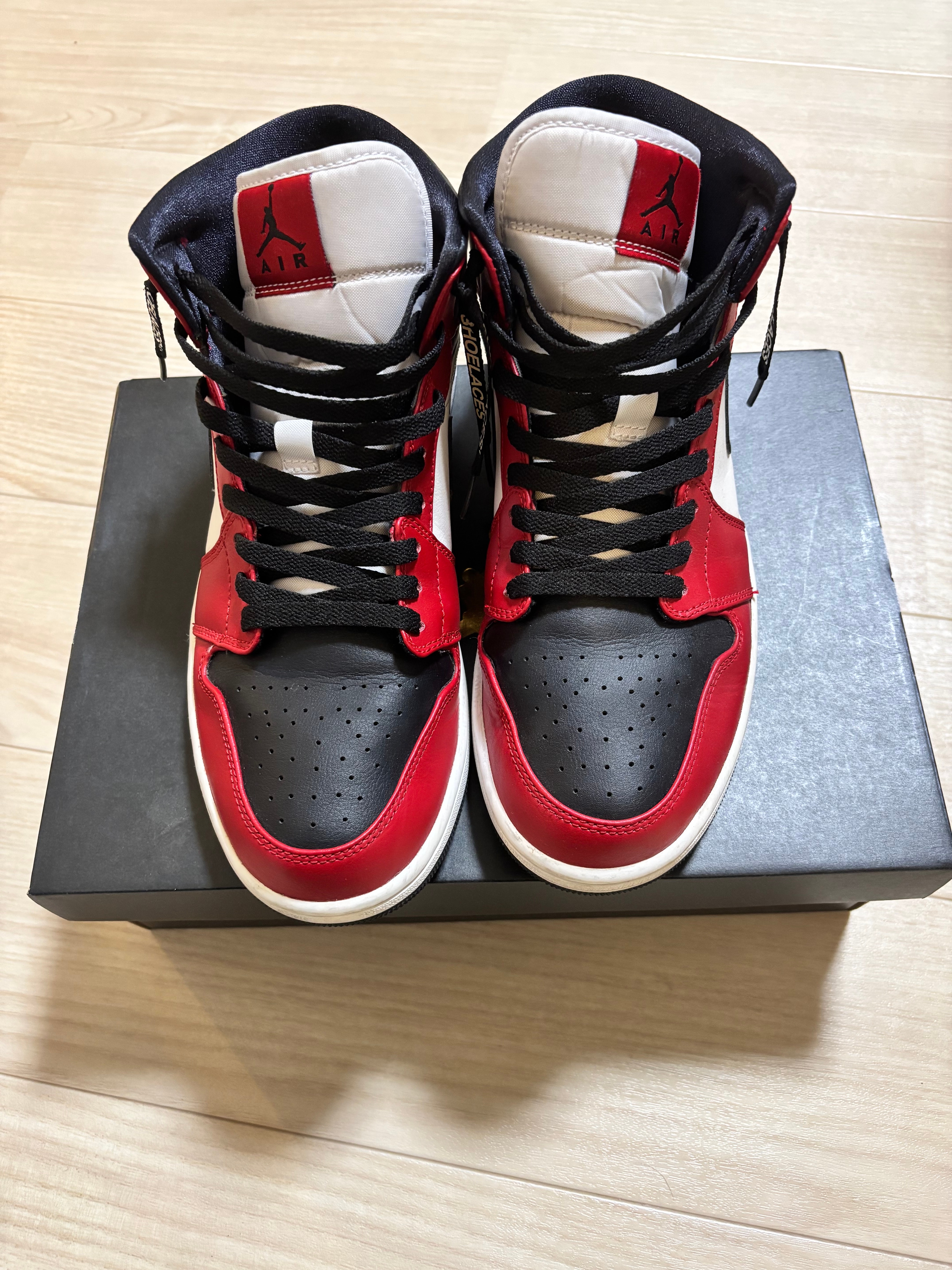 Nike Air Jordan 1 Mid "Chicago Black Toe"