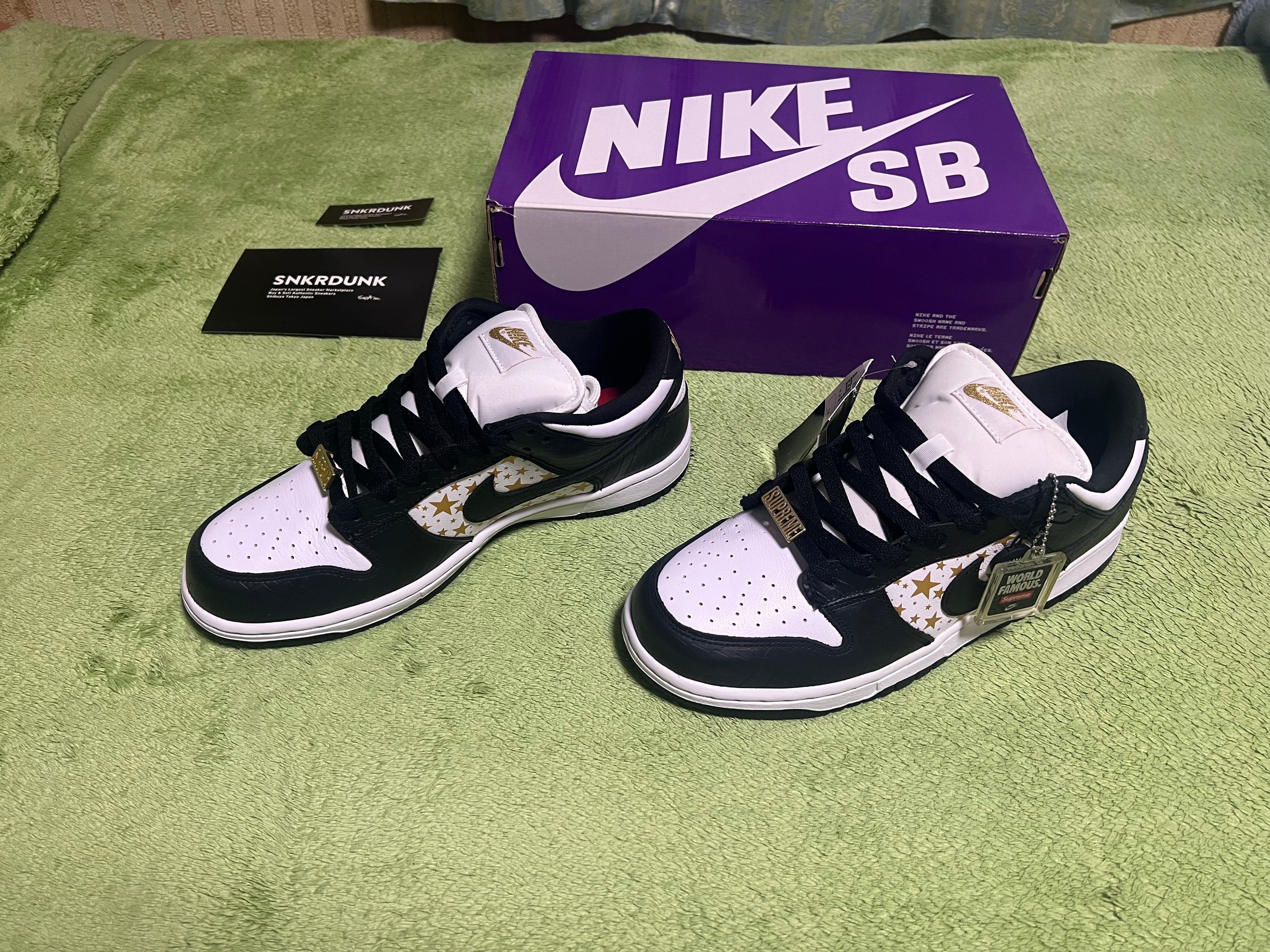 Supreme × Nike SB Dunk Low OG QS Gold Stars "White/Black"