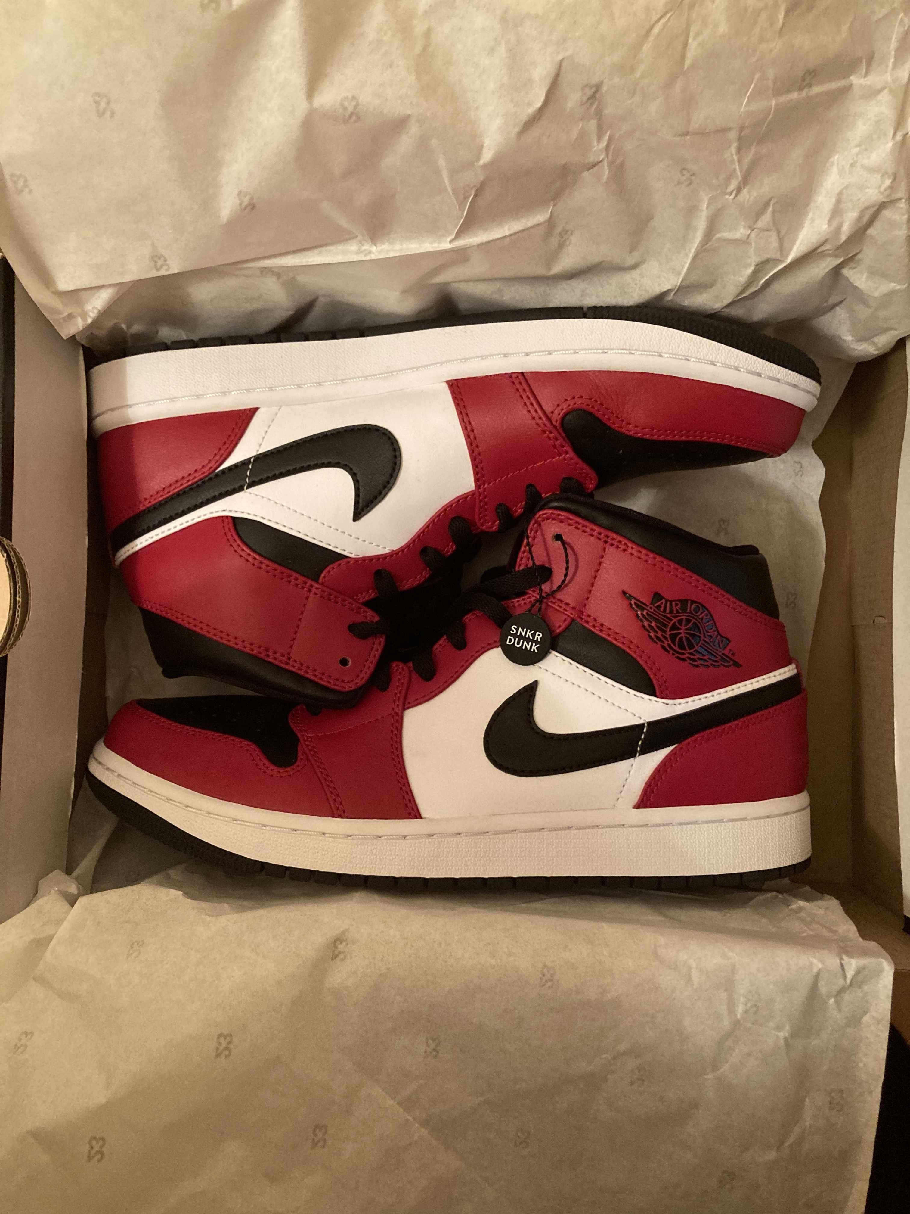 Nike Air Jordan 1 Mid "Chicago Black Toe"