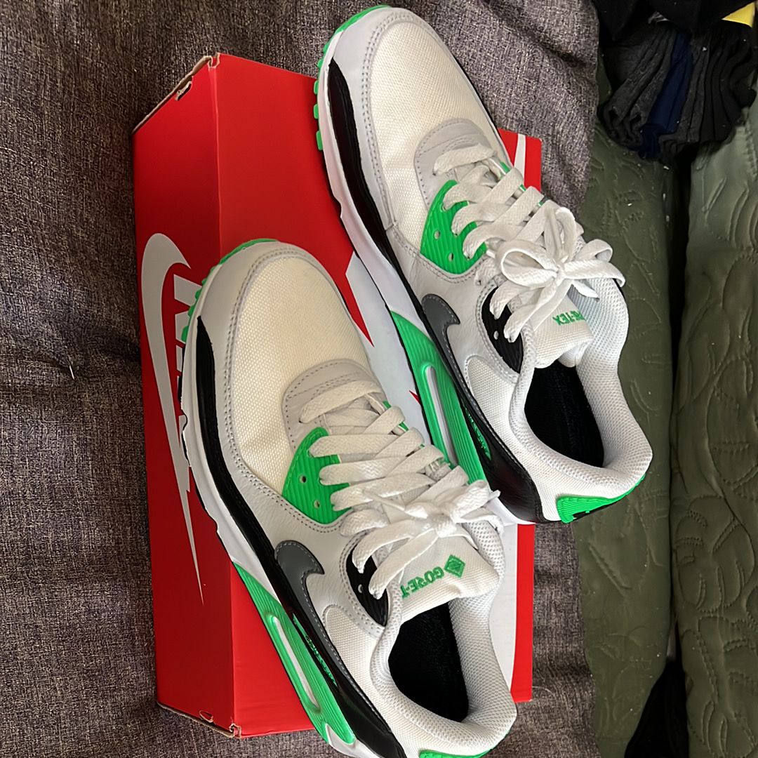 Nike Air Max 90 GORE-TEX "Summit White/Photo Dust/Black/Cool Gray"