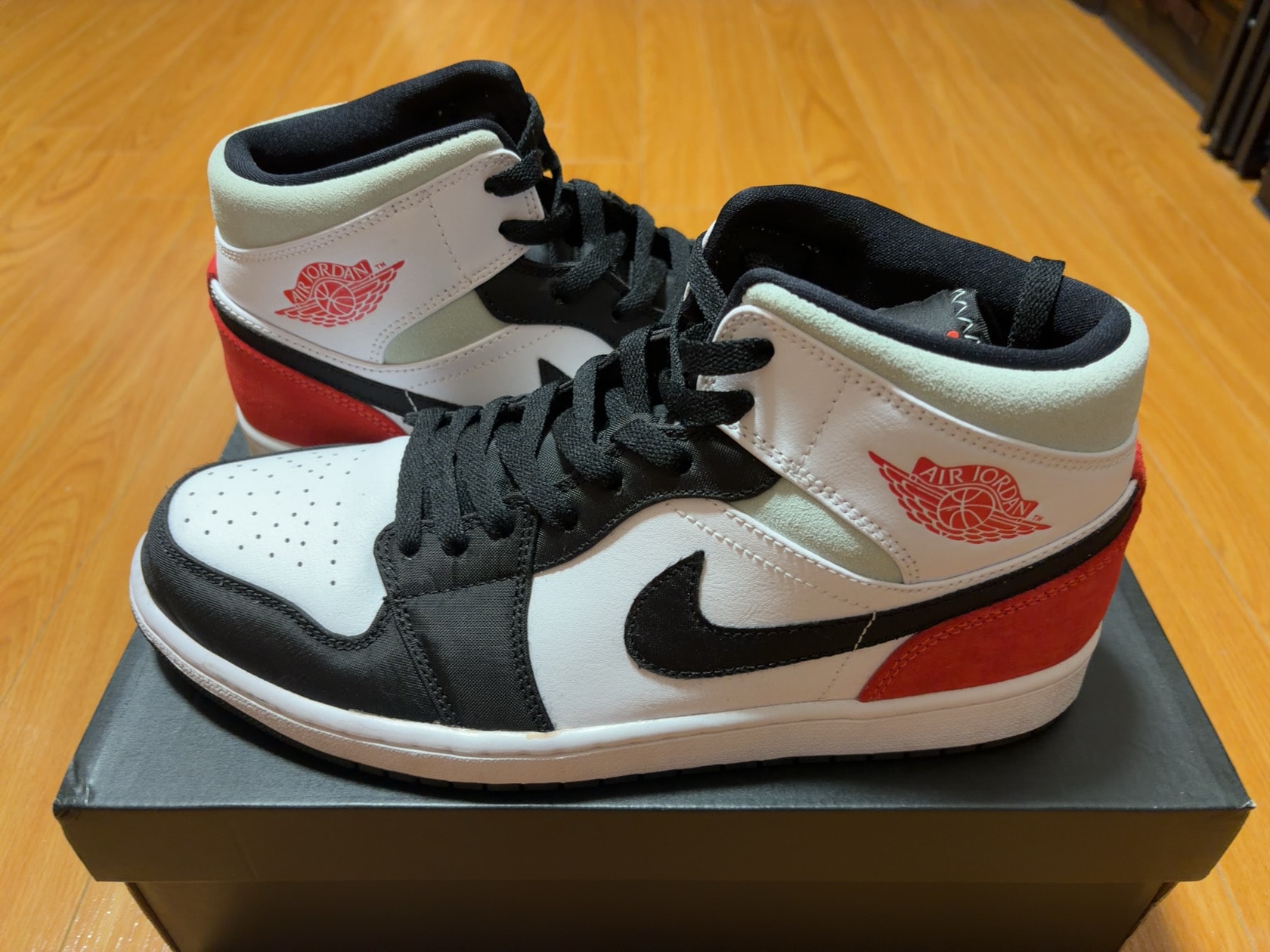 Nike Air Jordan 1 Mid SE "Black/Red/White"