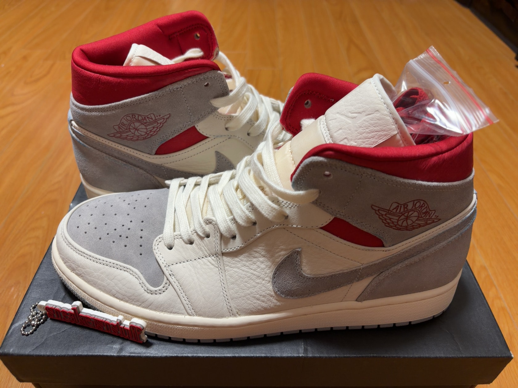 Sneakersnstuff (SNS) × Nike Air Jordan 1 Mid "Grey/Red"