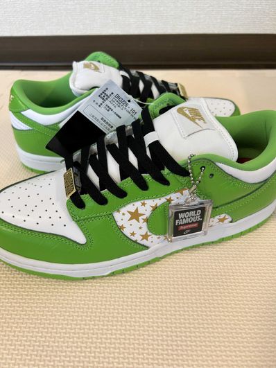 Supreme × Nike SB Dunk Low OG QS Gold Stars "White/Mean Green"