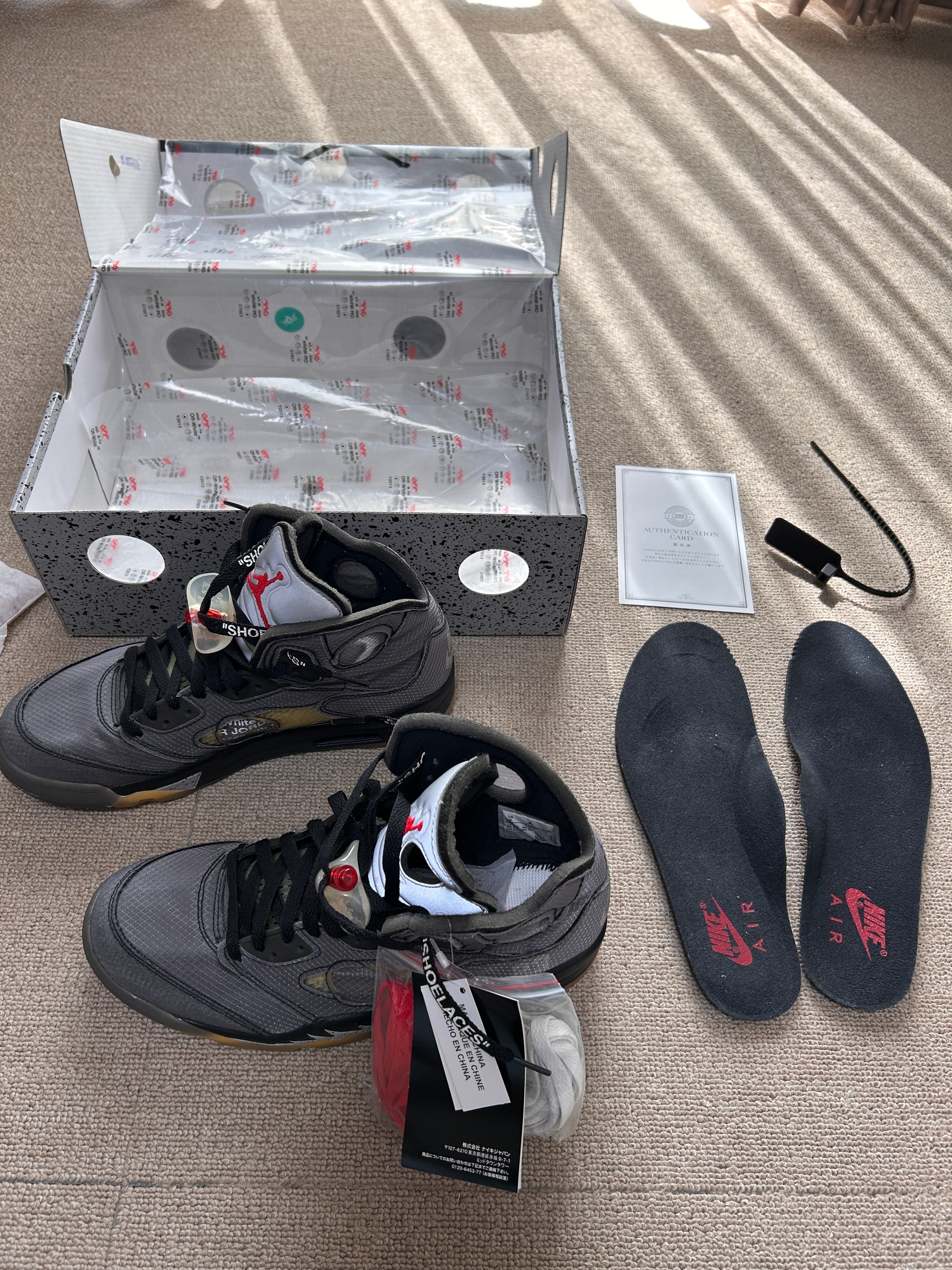 オフホワイト × ナイキ エアジョーダン5 "ブラック/モスリン/ファイヤーレッド"