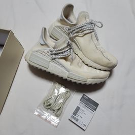 アディダス ヒューマン レイス NMD "ファレル ブランク キャンバス"