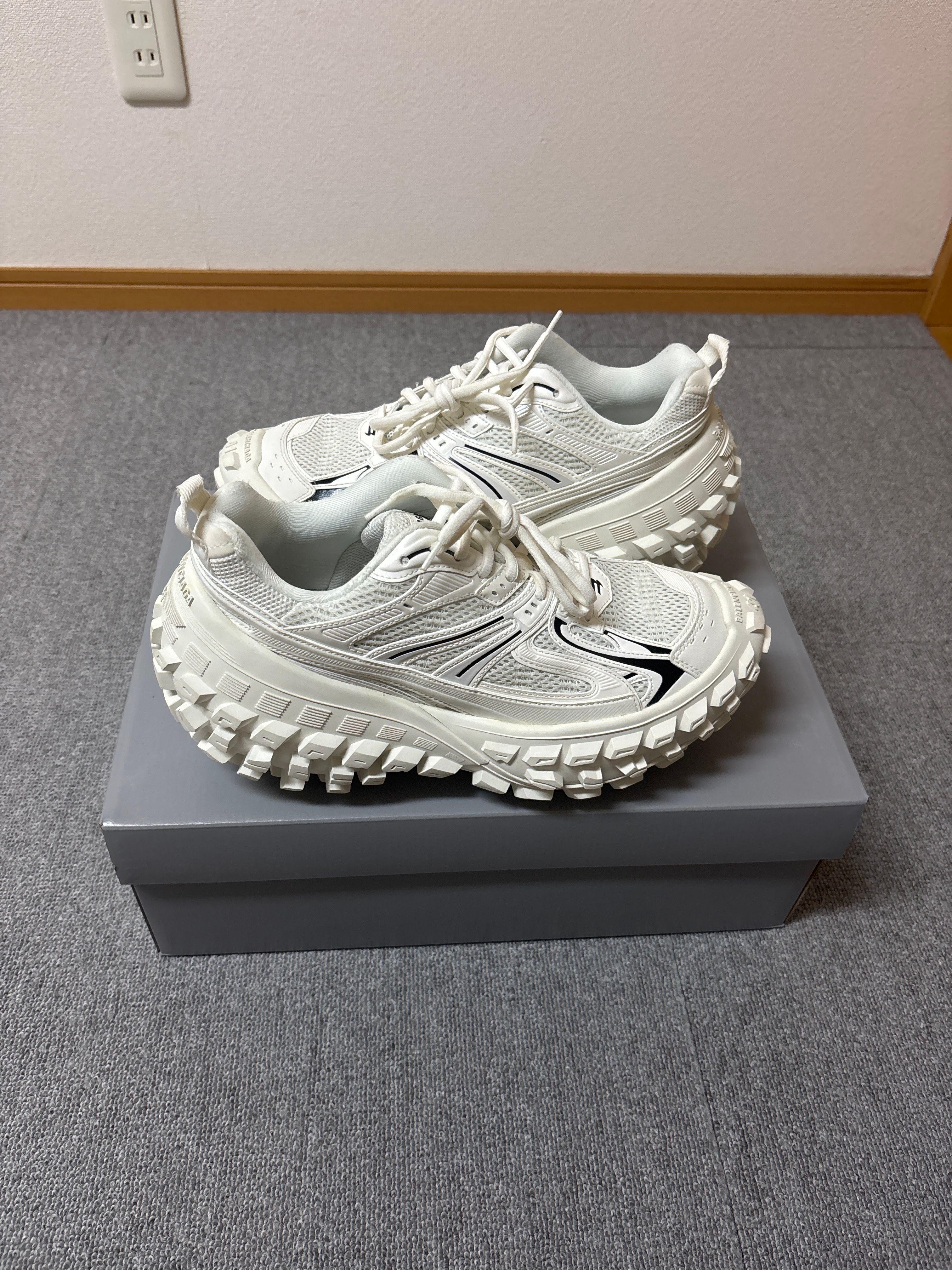 バレンシアガ バウンサー (ディフェンダー) スニーカー "ライトベージュ"