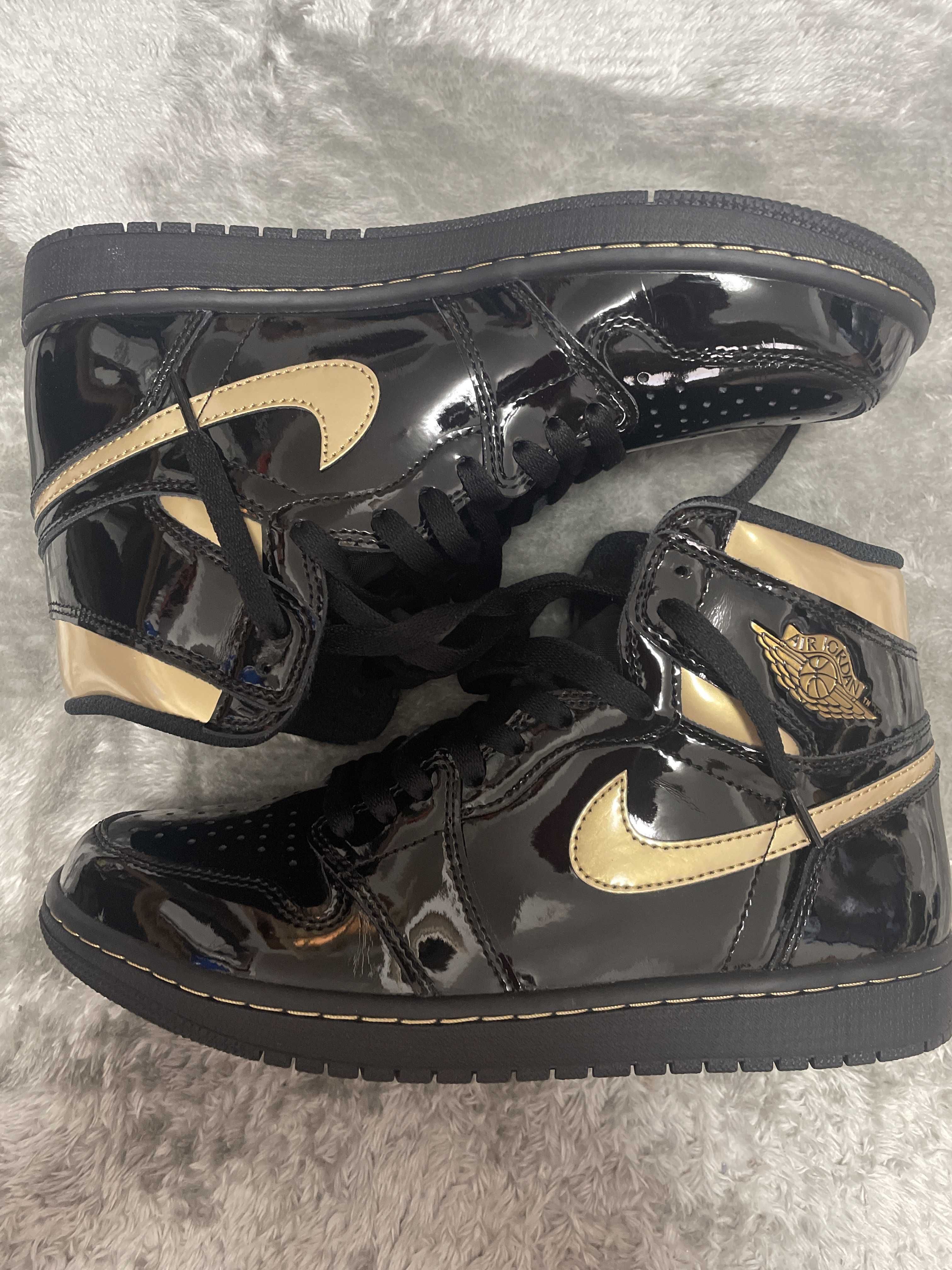 Nike Air Jordan 1 High OG "Black-Metalic Gold"