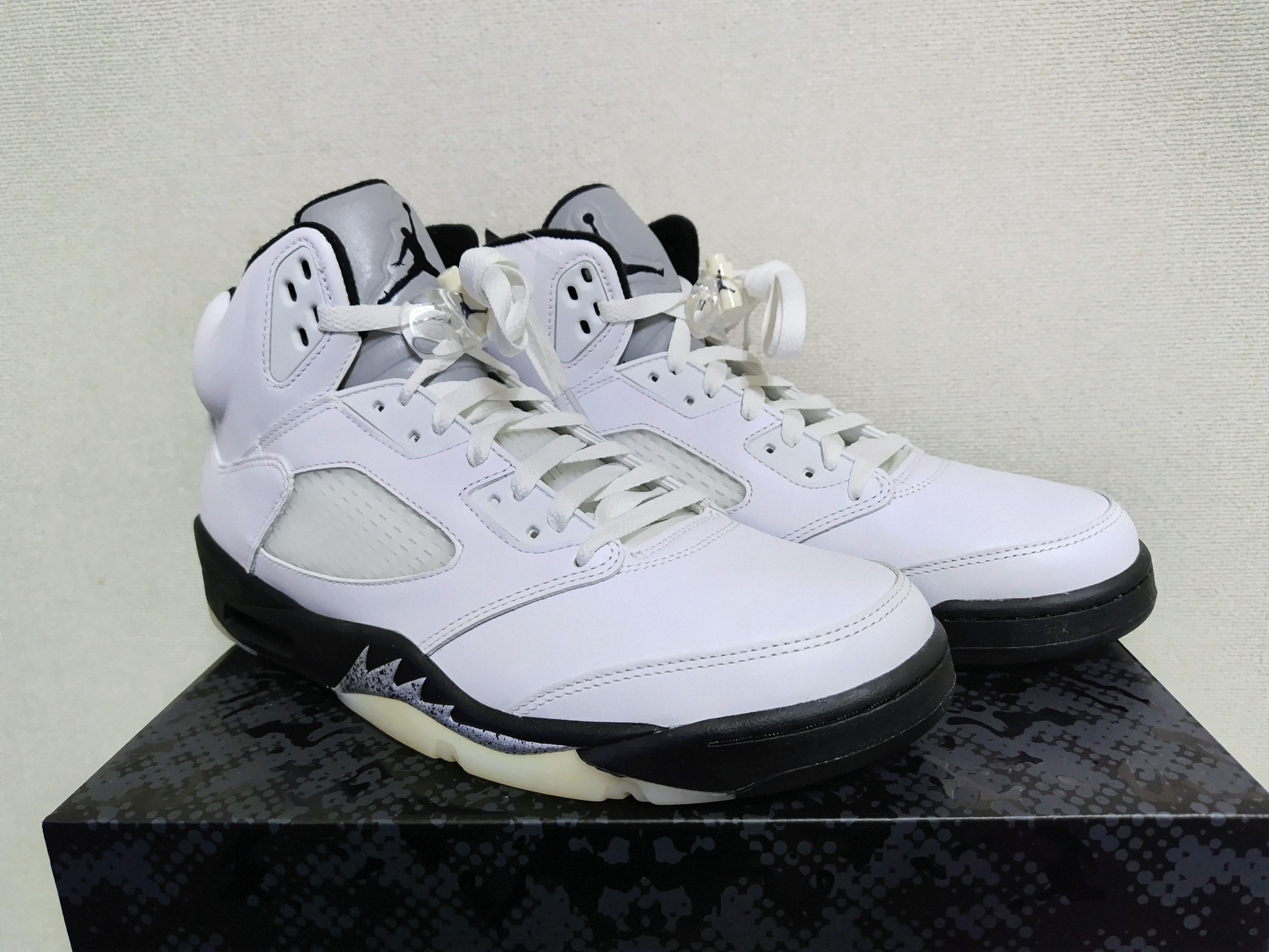 ナイキ エアジョーダン5 レトロ "ホワイト アンド ブラック"