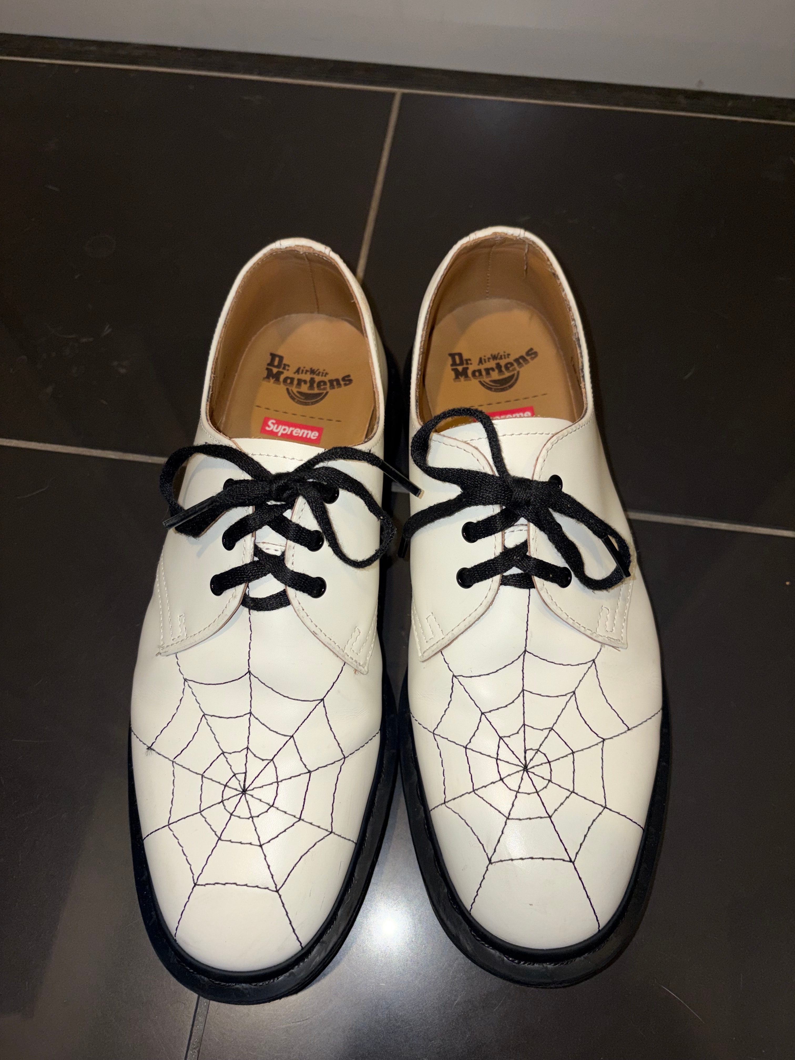 シュプリーム × ドクターマーチン スパイダーウェブ 3アイ シューズ "ホワイト"