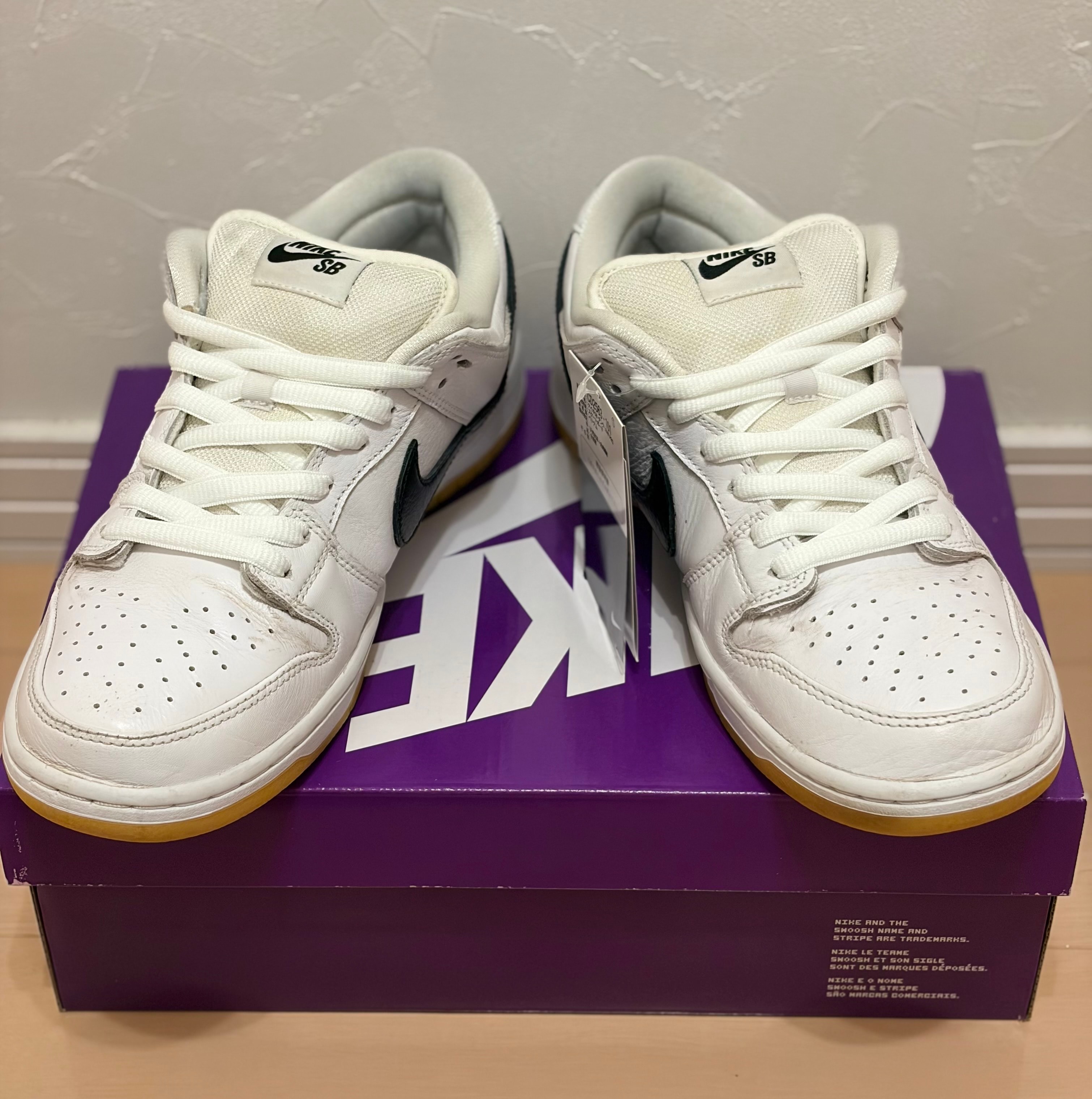 ナイキ SB ダンク ロー プロ "ホワイト/ブラック-ホワイト-ガム ライトブラウン"