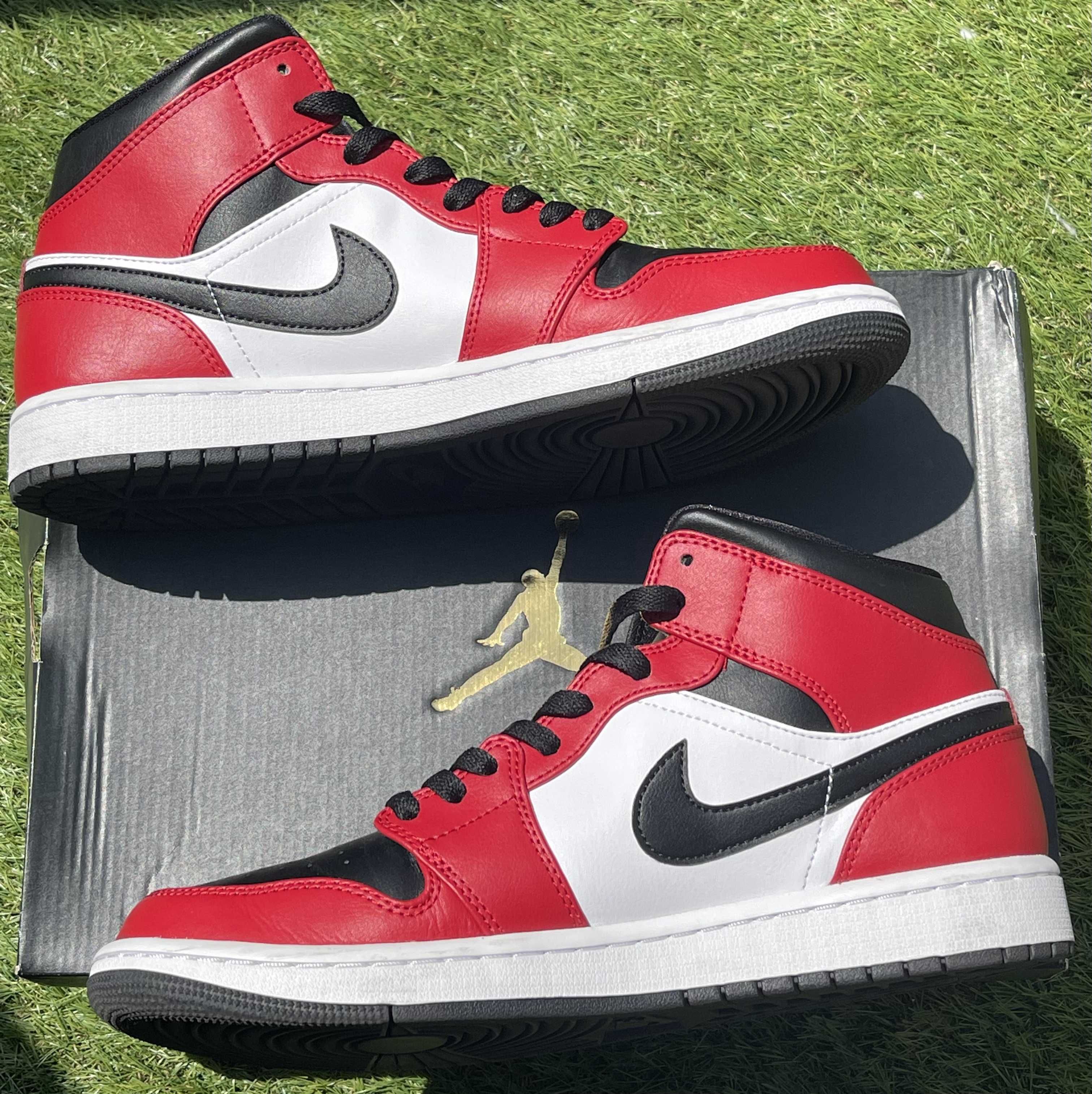 Nike Air Jordan 1 Mid "Chicago Black Toe"