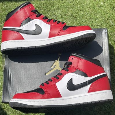 Nike Air Jordan 1 Mid "Chicago Black Toe"
