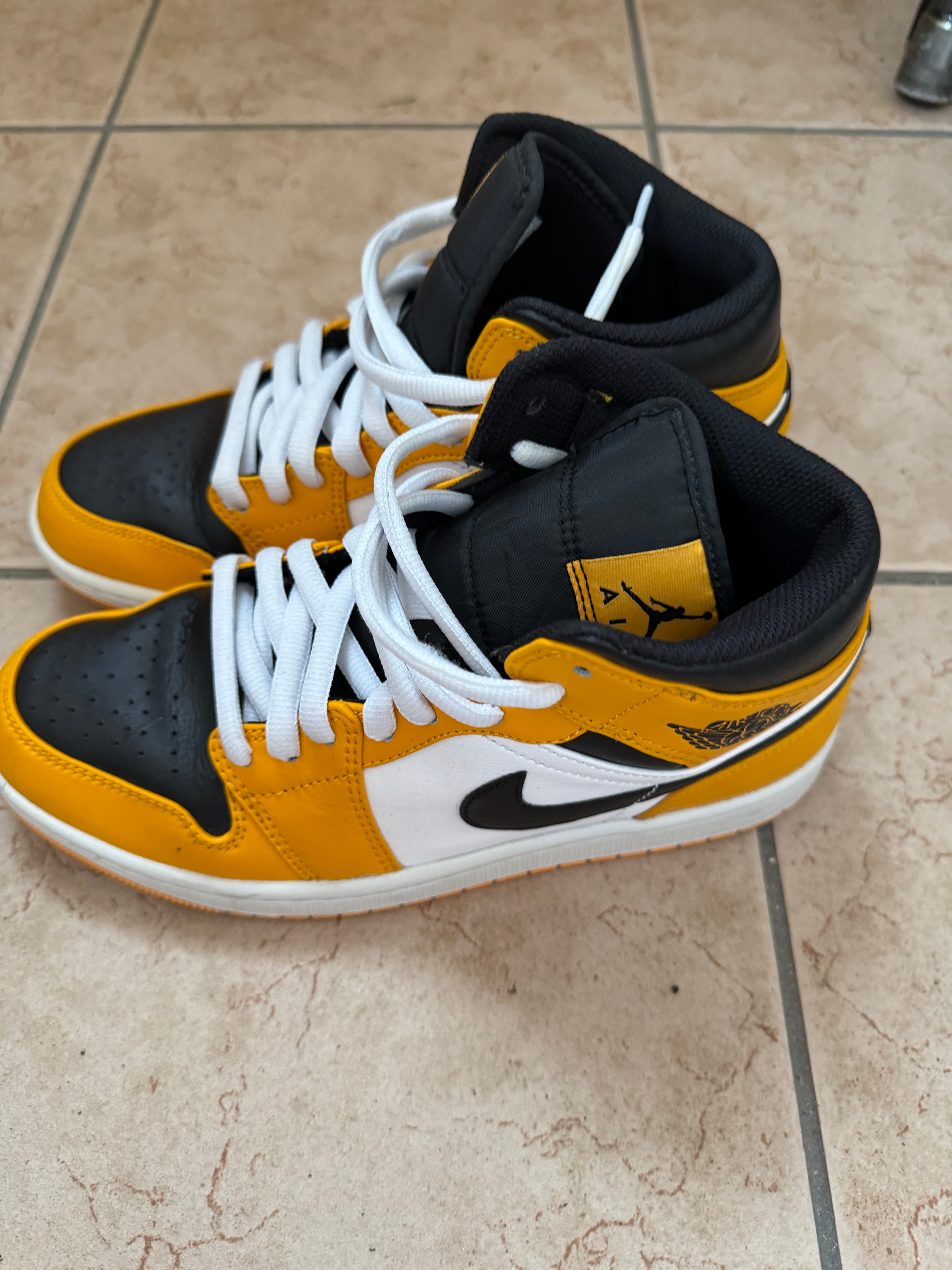 Nike Air Jordan 1 Mid "Taxi"
