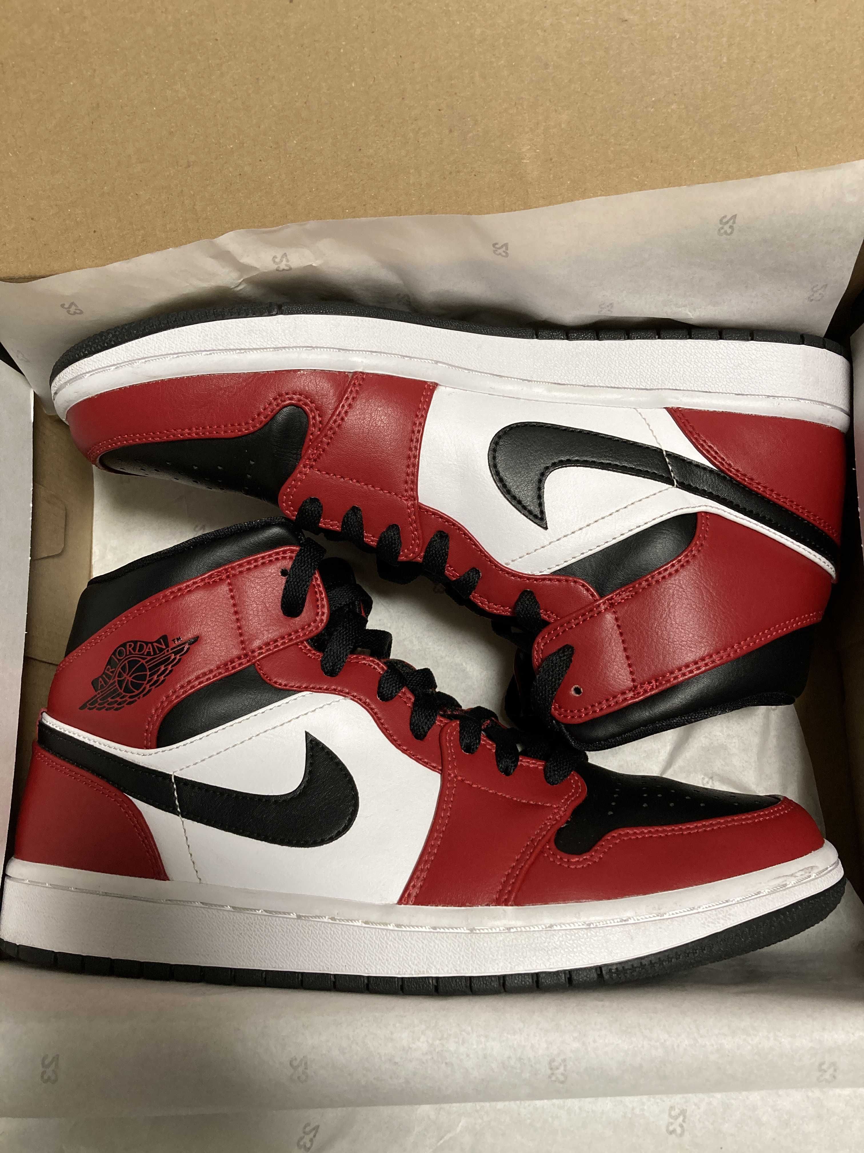 Nike Air Jordan 1 Mid "Chicago Black Toe"