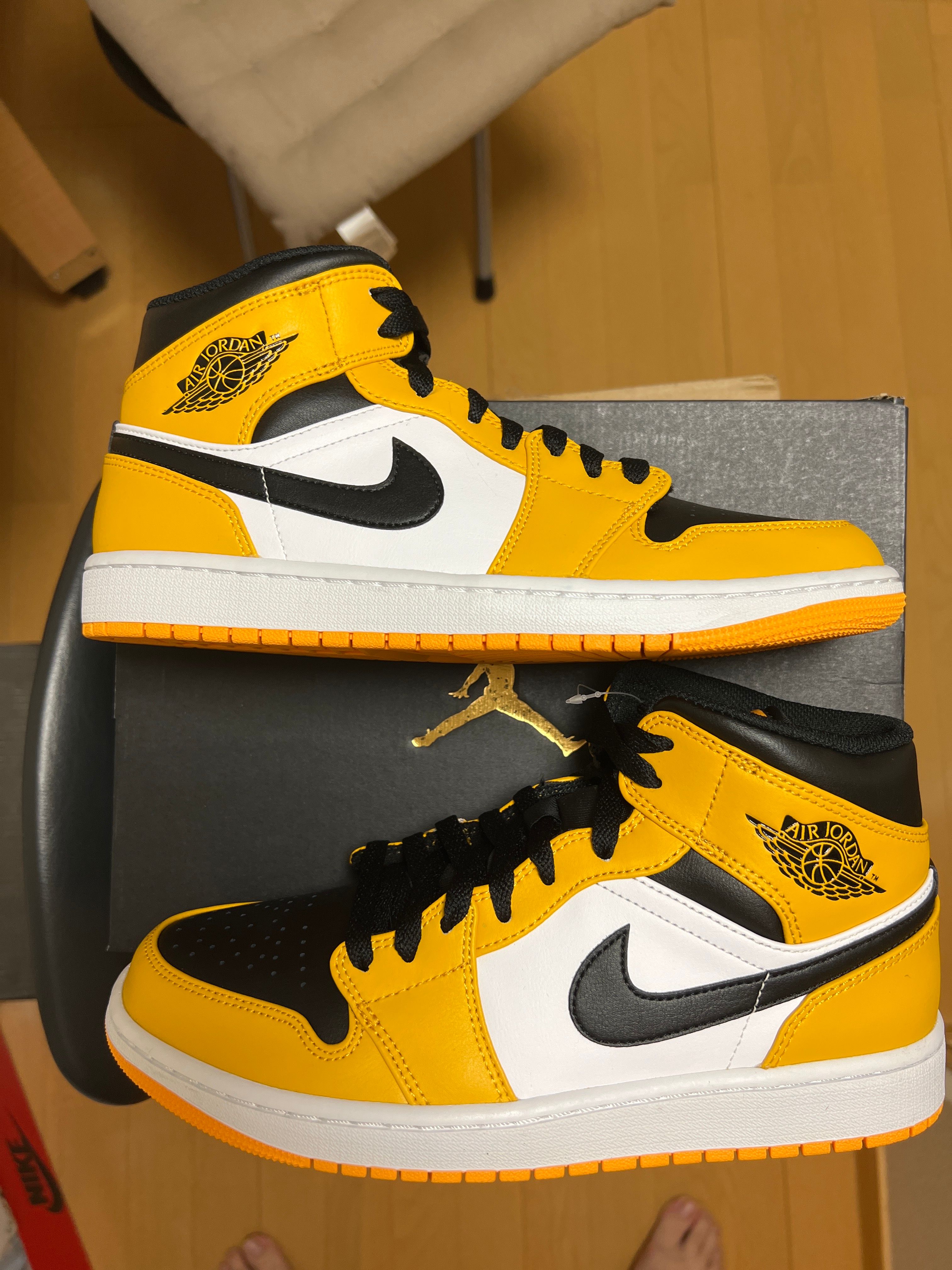 Nike Air Jordan 1 Mid "Taxi"