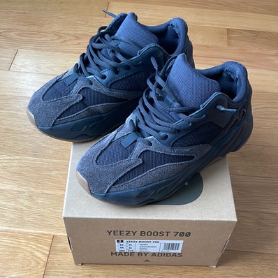 adidas YEEZY Boost 700 "Utility Black"