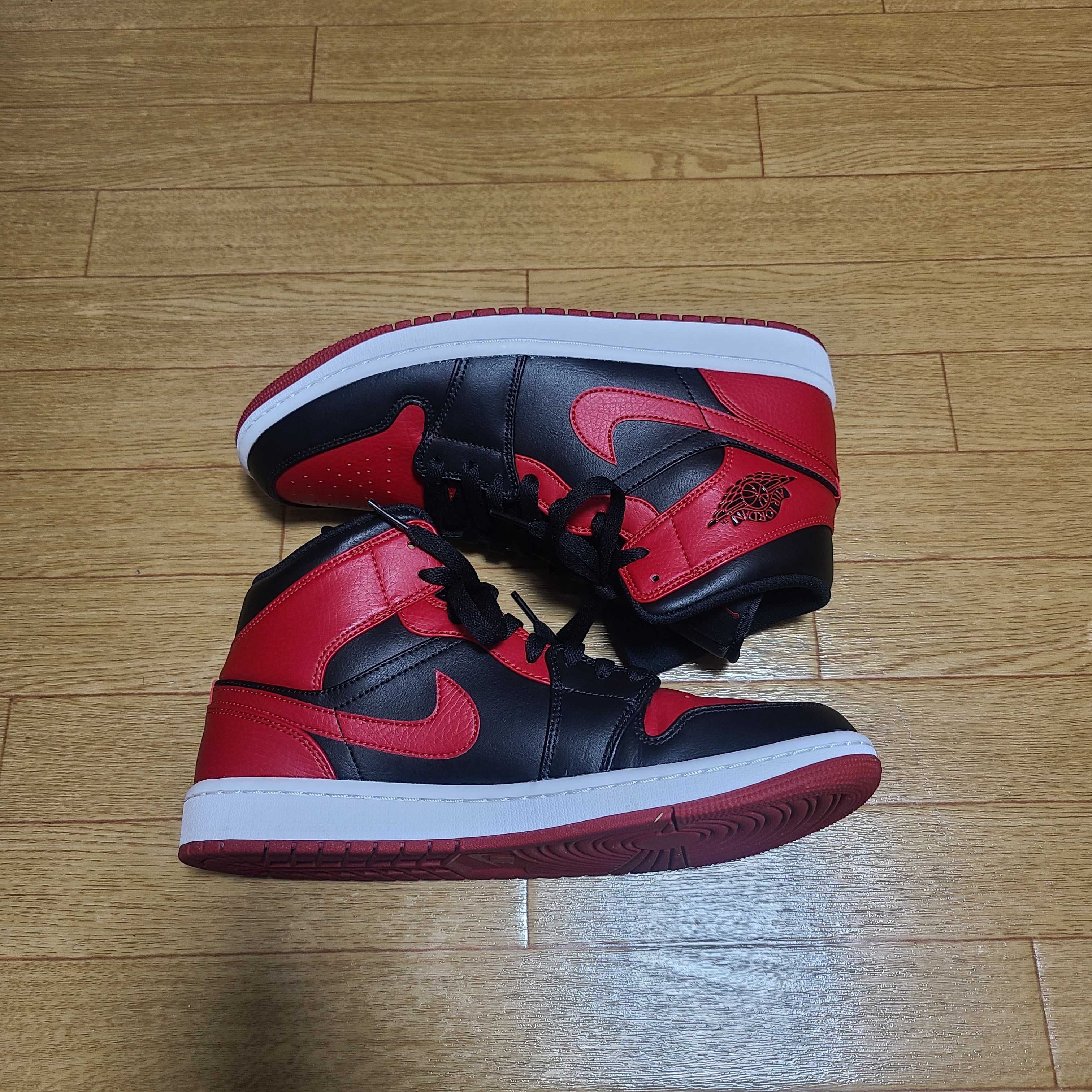 Nike Air Jordan 1 Mid "Bred"
