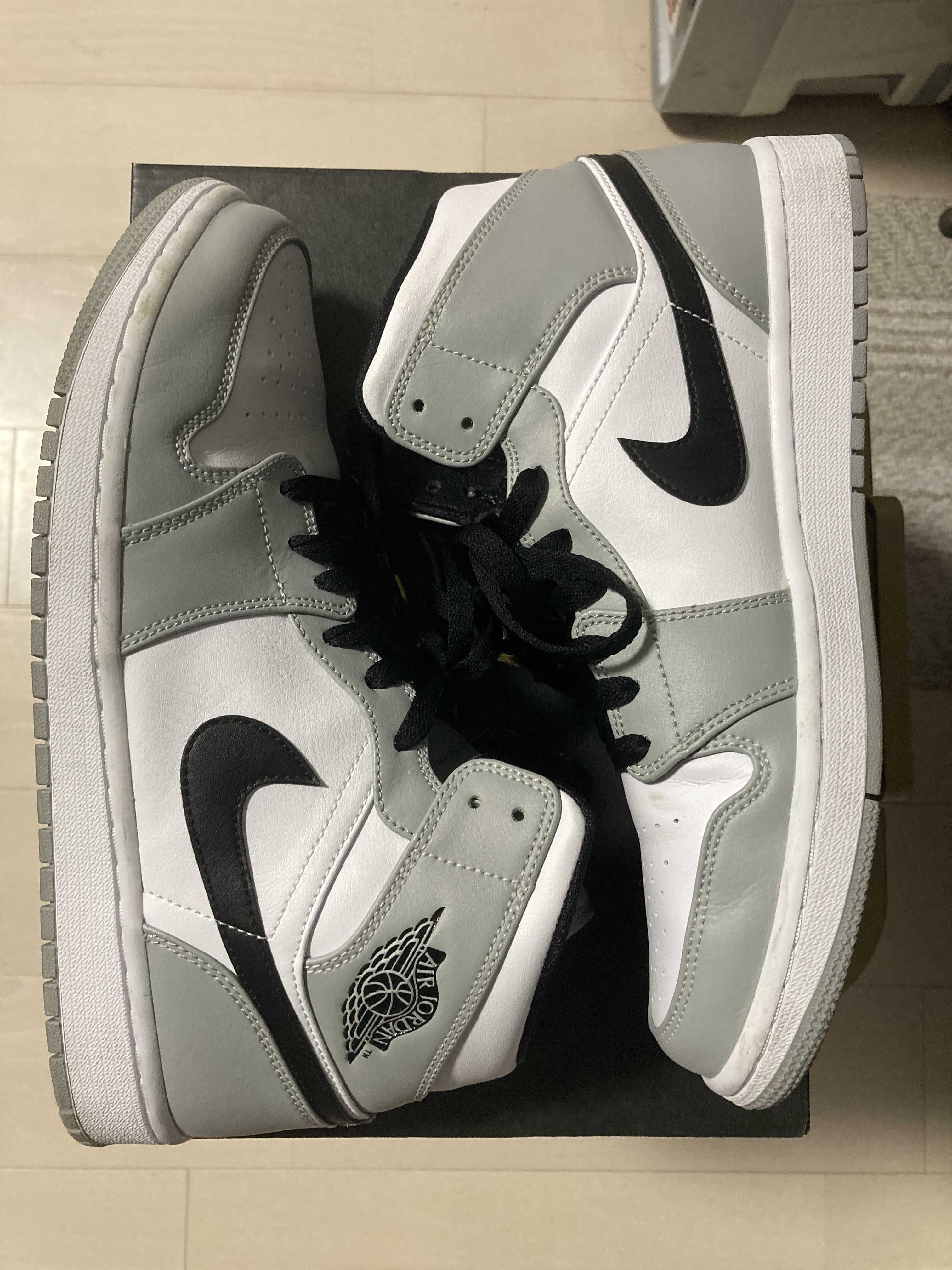 Nike Air Jordan 1 Mid "Light Smoke Grey/White/Black"