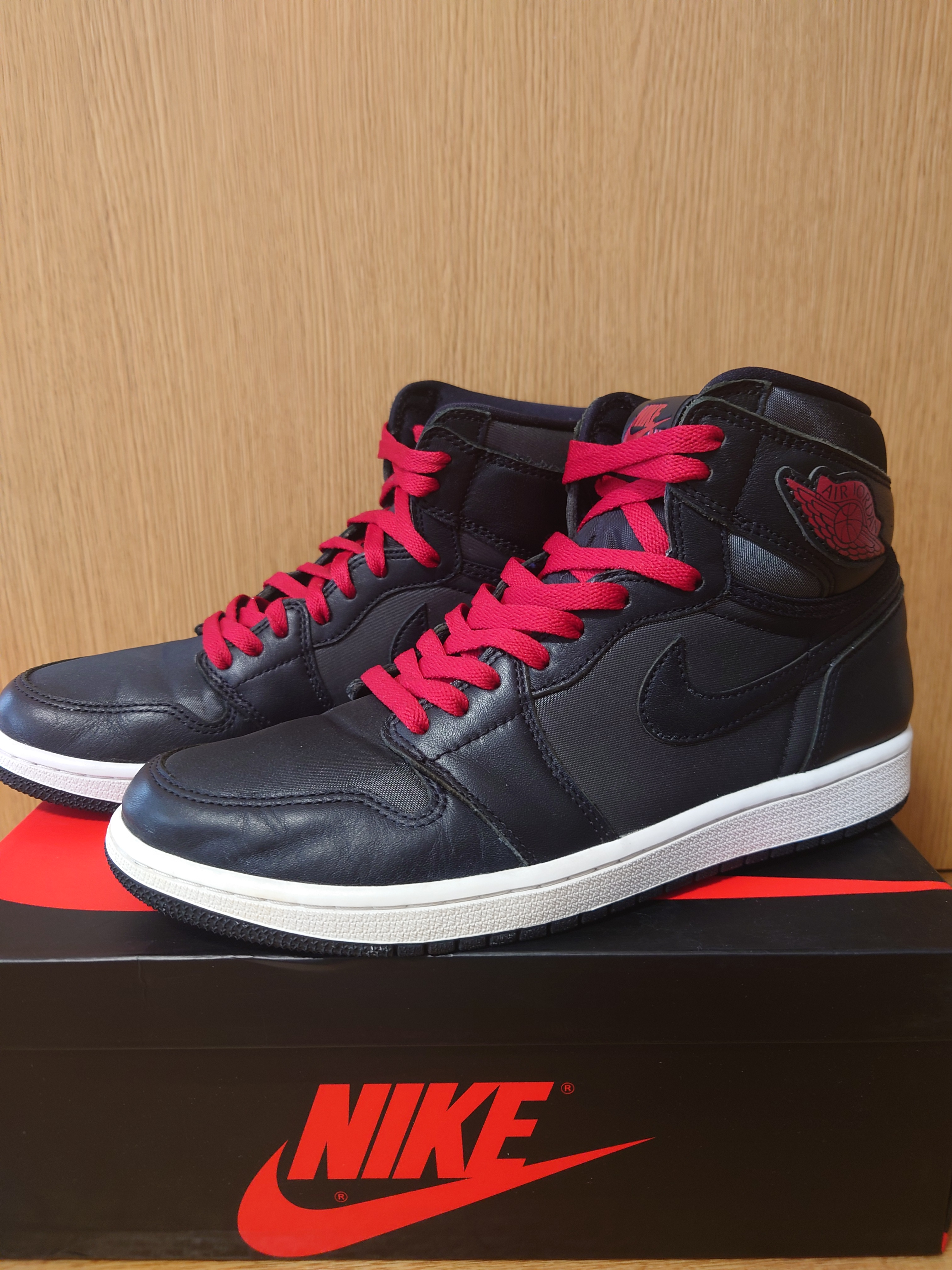 Nike Air Jordan 1 Retro High OG "Black/Metallic Silver/Gym Red"