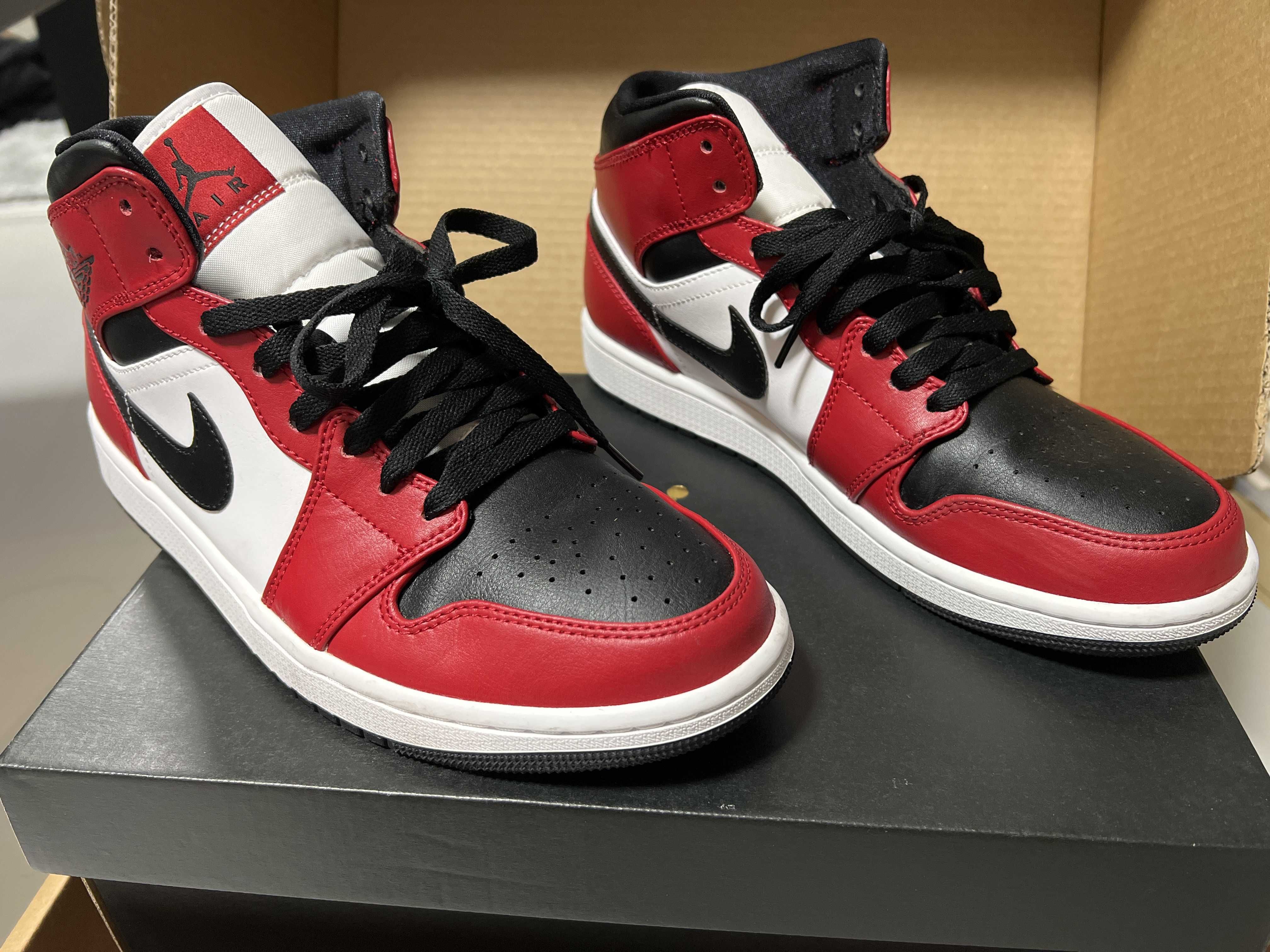 Nike Air Jordan 1 Mid "Chicago Black Toe"