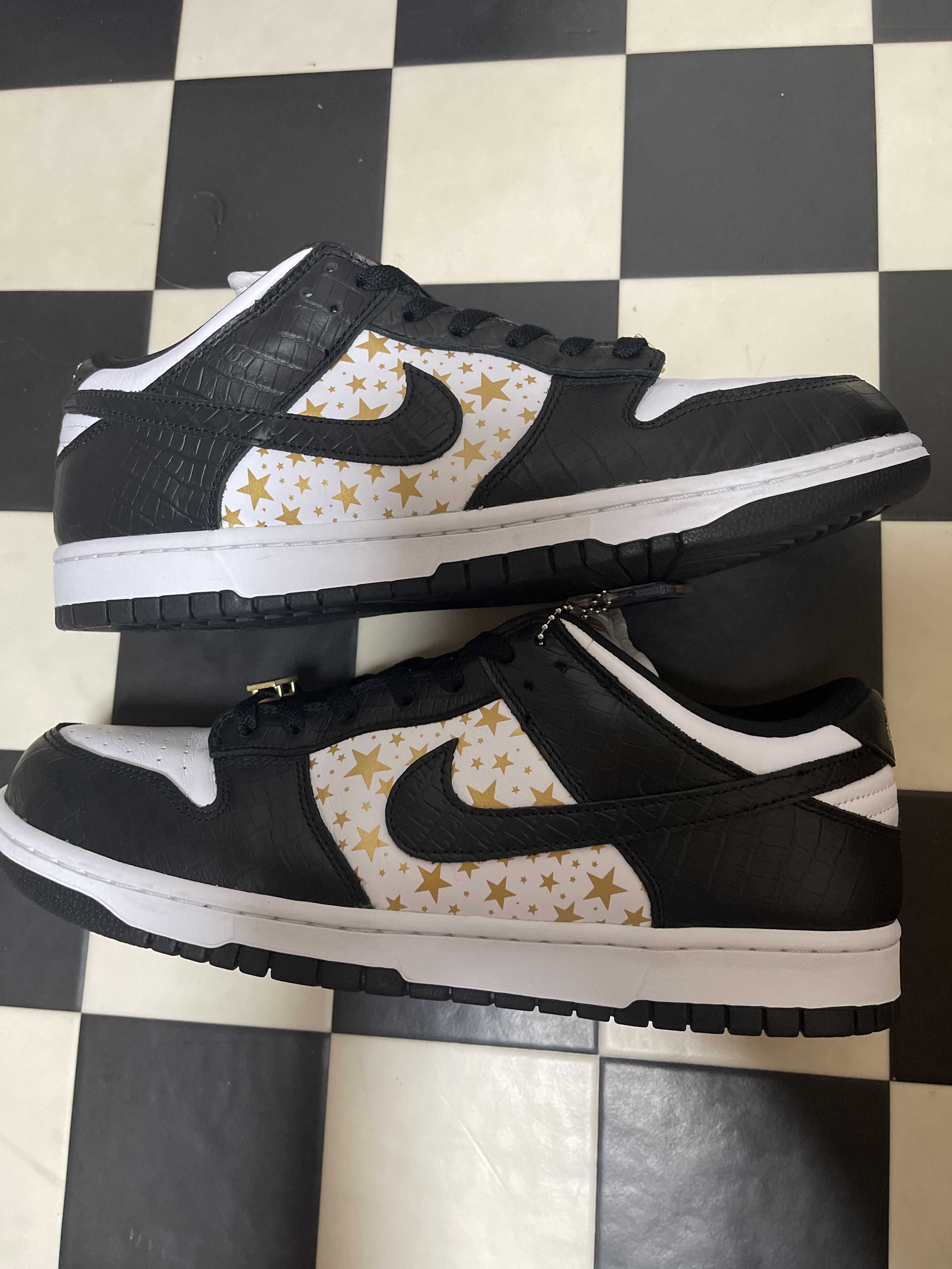 Supreme × Nike SB Dunk Low OG QS Gold Stars "White/Black"