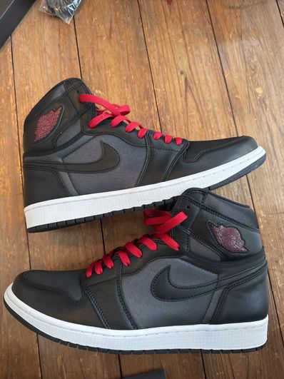 Nike Air Jordan 1 Retro High OG "Black/Metallic Silver/Gym Red"