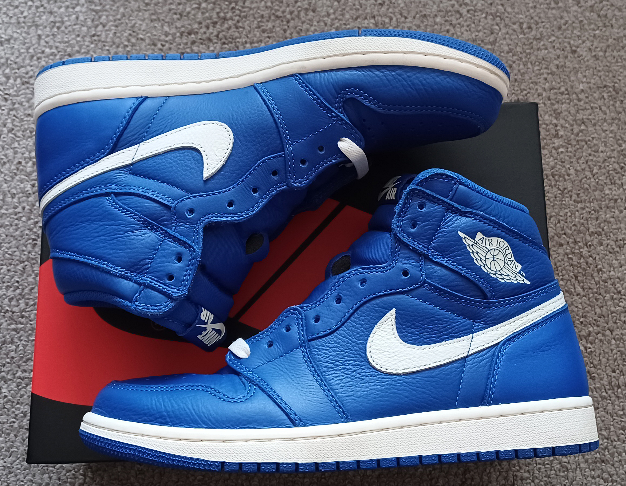 NIKE AIR JORDAN 1 RETRO HIGH "HYPER ROYAL"